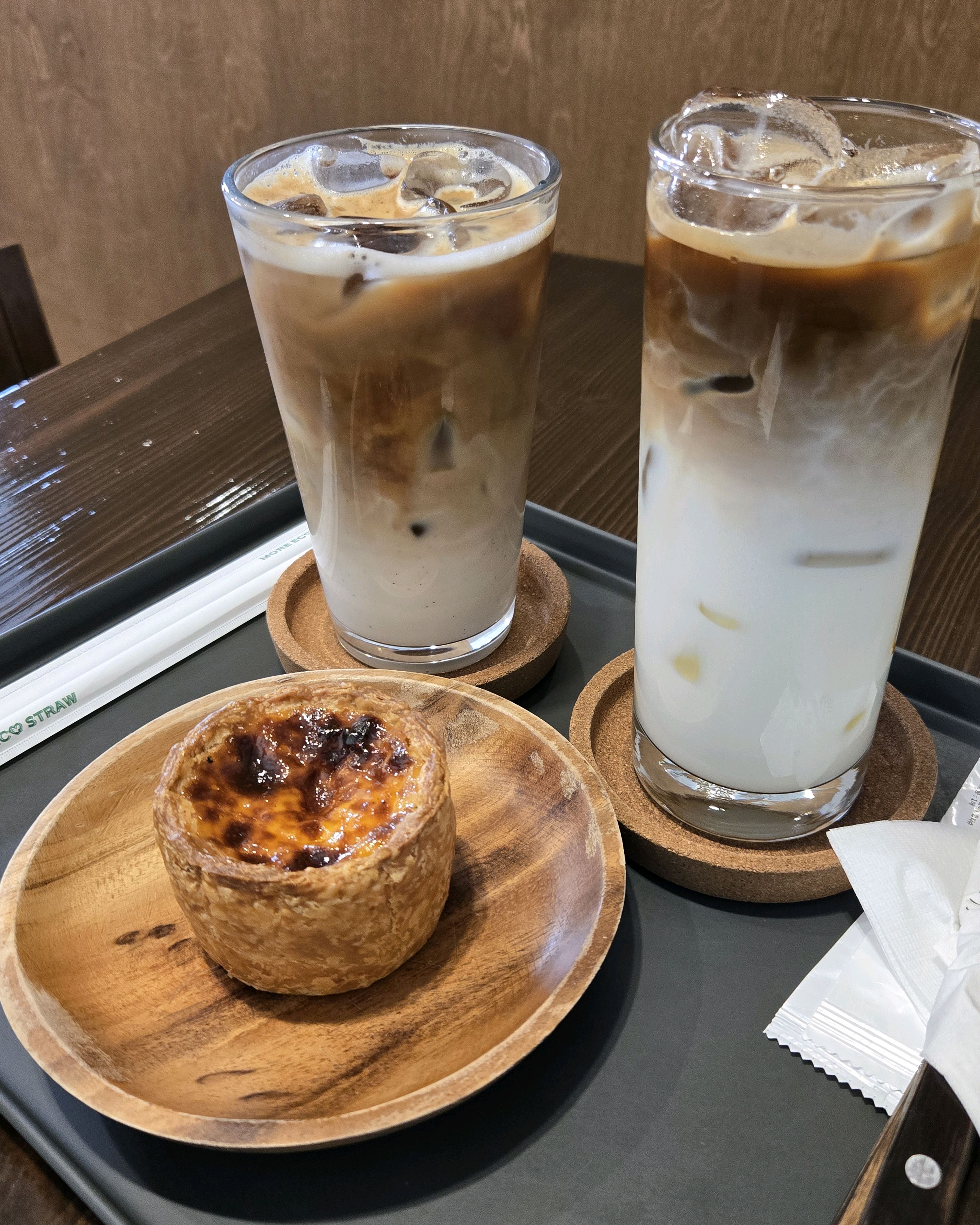 커피 산뜻하게 정말 맛있어요! 에그타르트는 필링이 꽉차서 손으로 들면 무거울정도입니닿ㅎㅎ