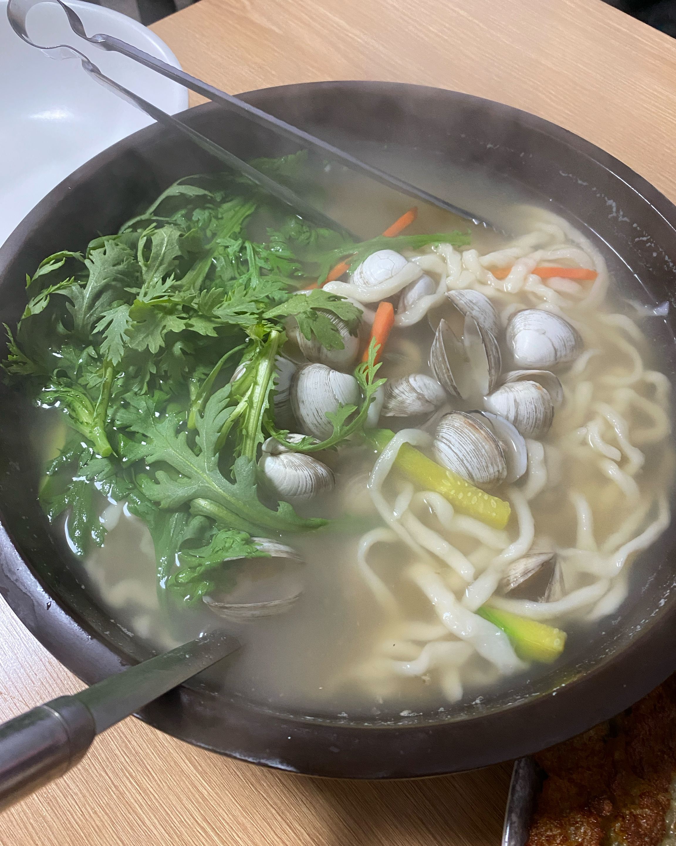 가족들 데리고 자주 가는 곳이에요 칼국수면 식감이 너무 맛있고 양도 많아요 감자전 겉바속촉