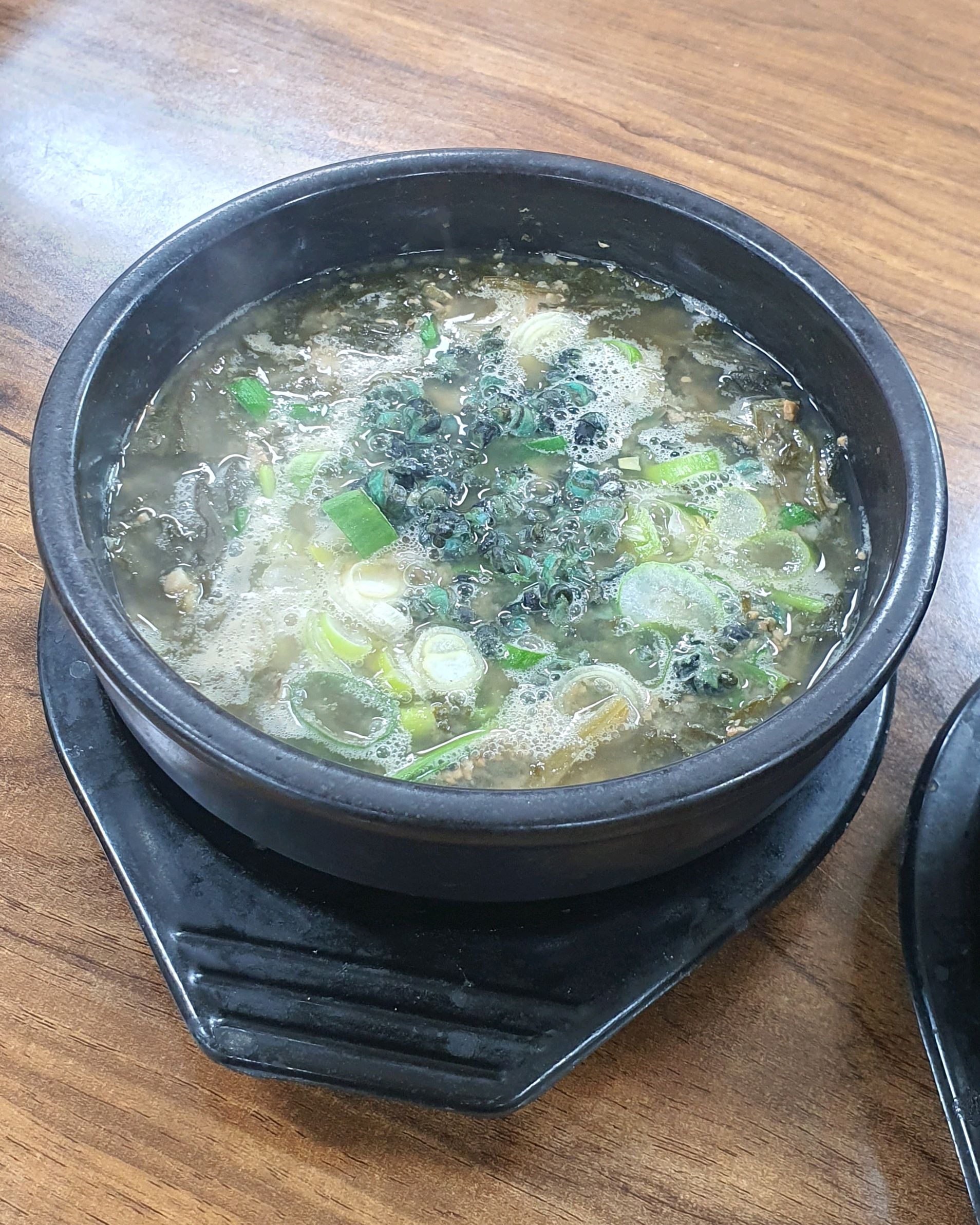 수원에 돼지국밥 몇집없는데 전 이집이 1등이라 봅니다! 야구장 근처도있는데 이집 국물고 고