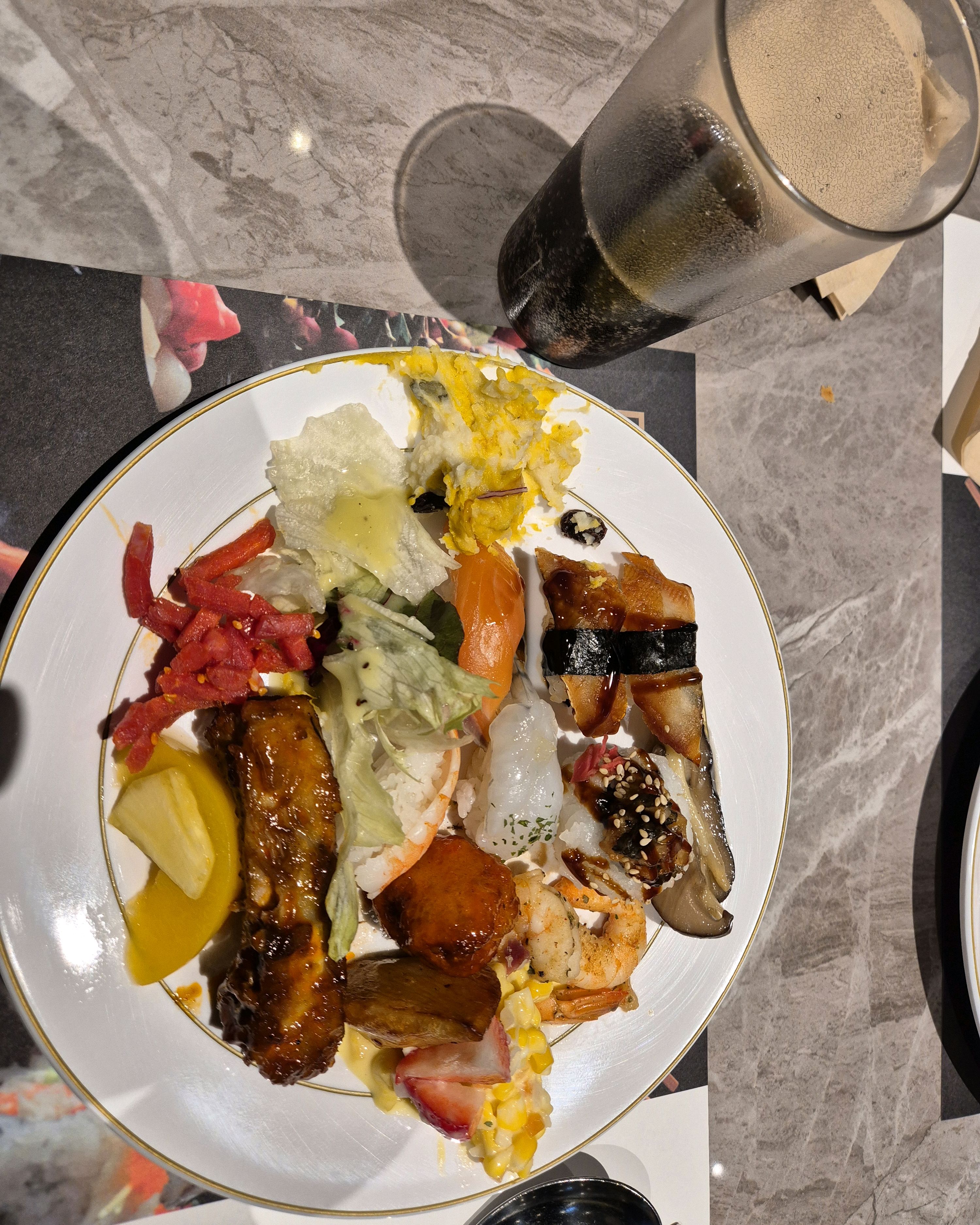 음식의 종류가 많고 신선하고 맛있어요. - 아산 배방 맛집 고메스퀘어 아산배방점