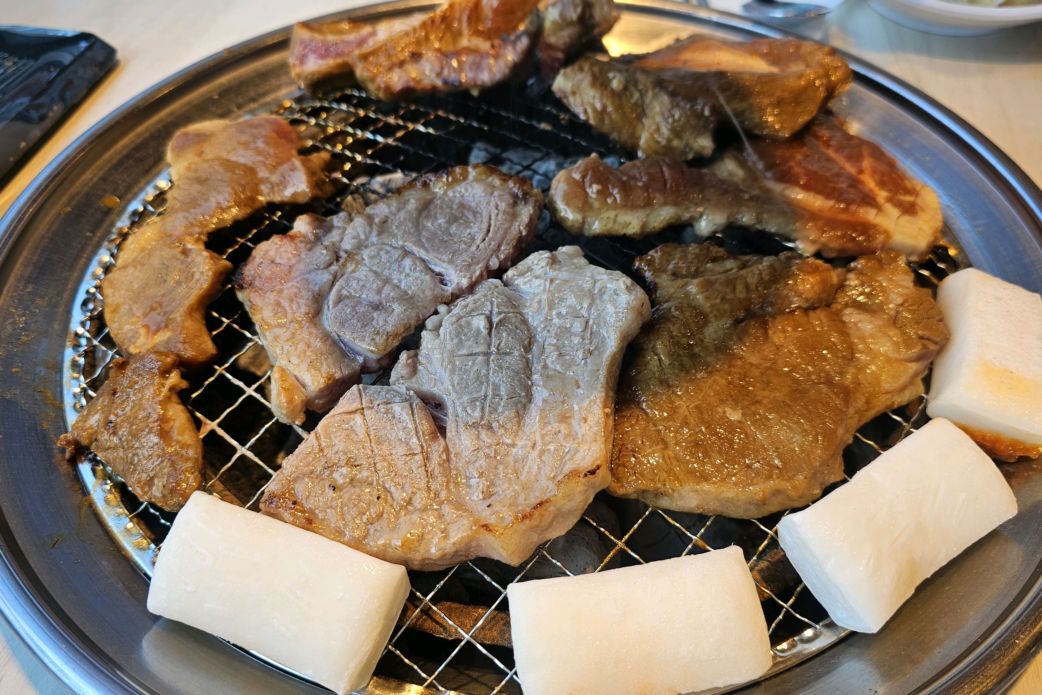 오늘도 방문한 시흥목감고기집. 역시나 손님이 많아도 친절하신 사장님의 빠른 불 전달로 맛난