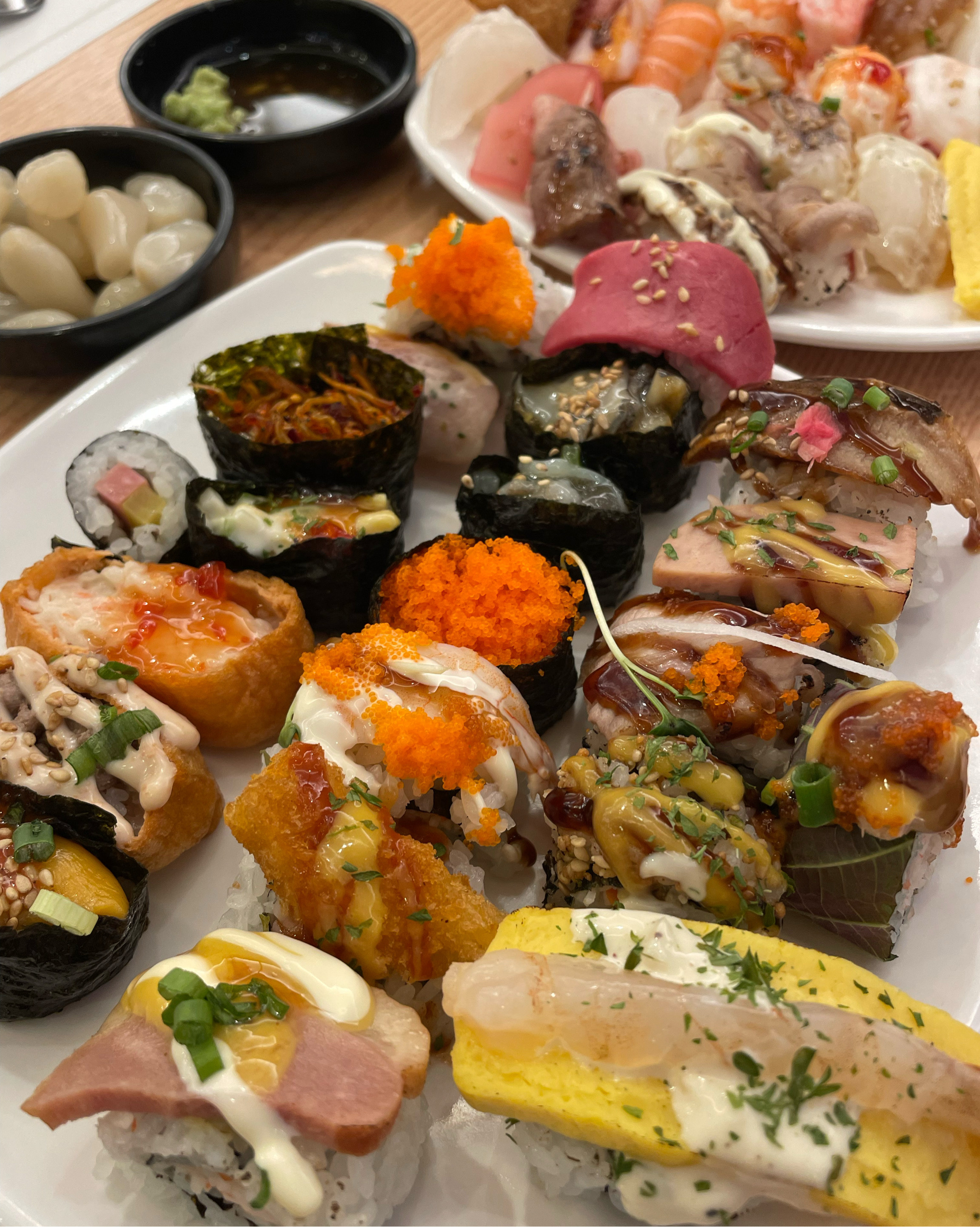 음식 종류가 정말 많은데 역시 초밥 뷔페답게 압도적 초밥이 제일 맛있습니다 - 상암 맛집 다이닝원 상암점