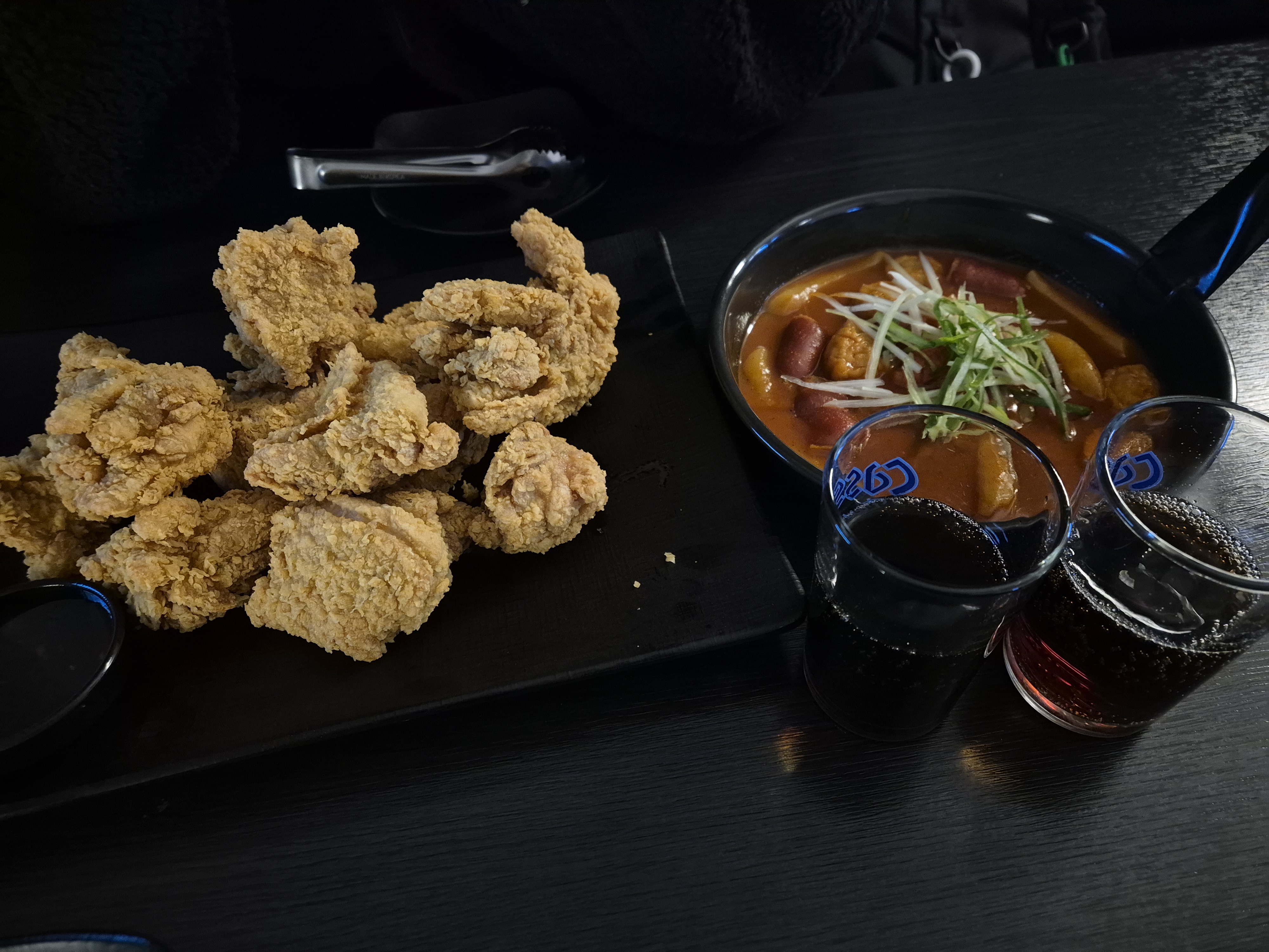 콜라도 시원하고 자리도 정말 좋습니다!! 다음에 또 오고 싶어지네요 ㅎㅎ 치킨은 언제 먹어