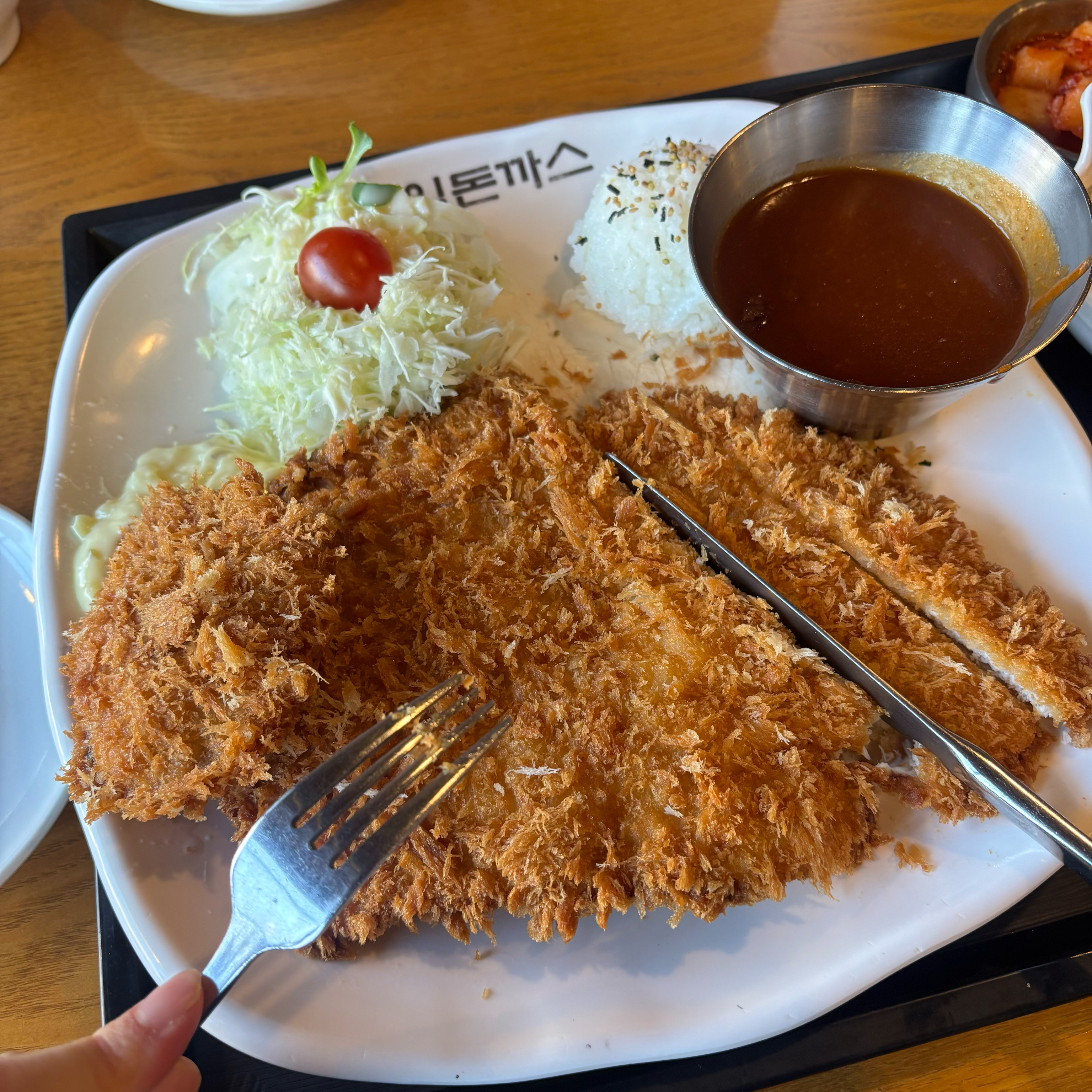 돈가스 정식으로 주문하니 생선가스, 돈가스, 미니우동 고루 맛볼 수 있어 좋았어요. 주말은