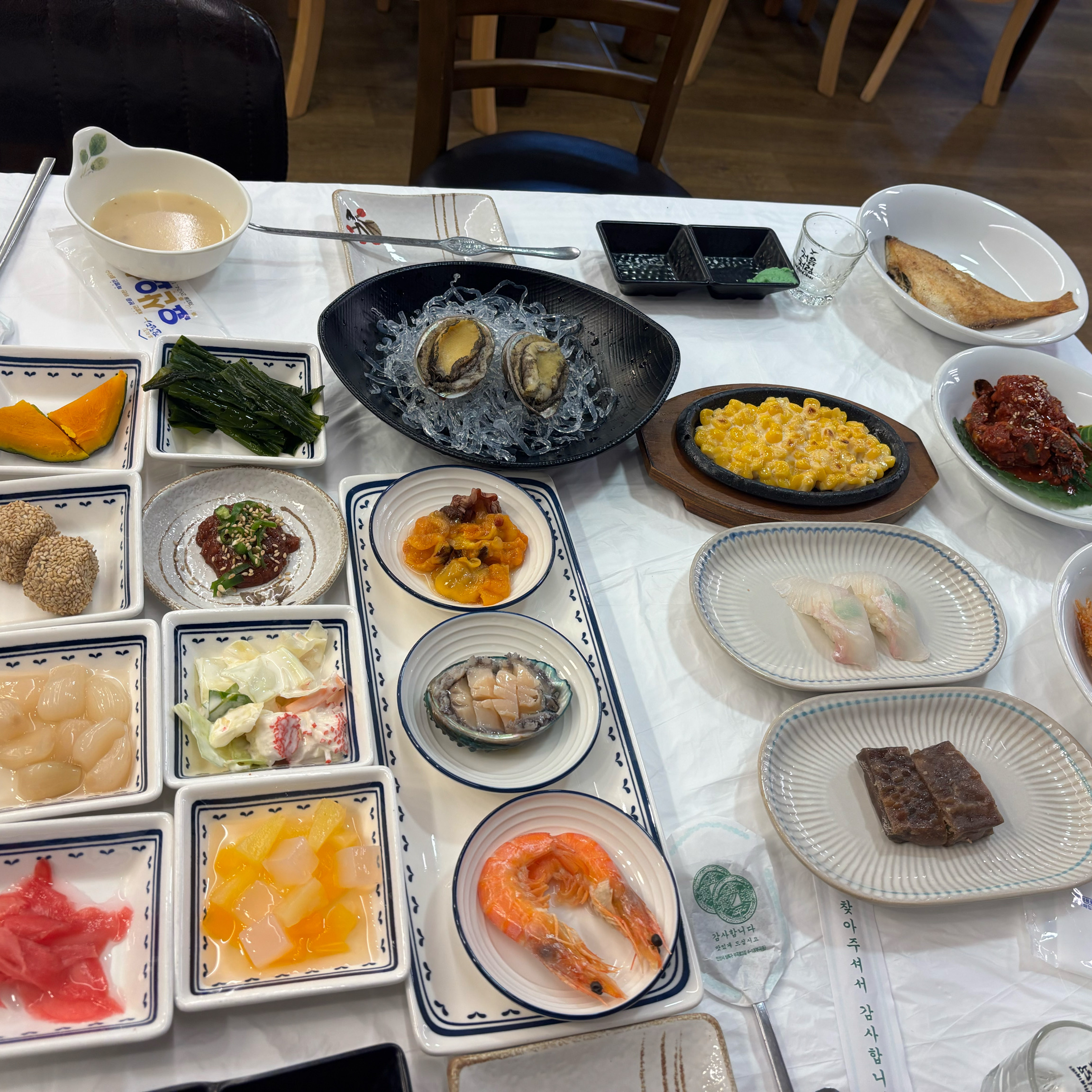 스끼다시가 많이나와서 배터지는 줄 알았어여🥺 해산물도 신선하고 뷰도 좋아서 데이트 잘 하고