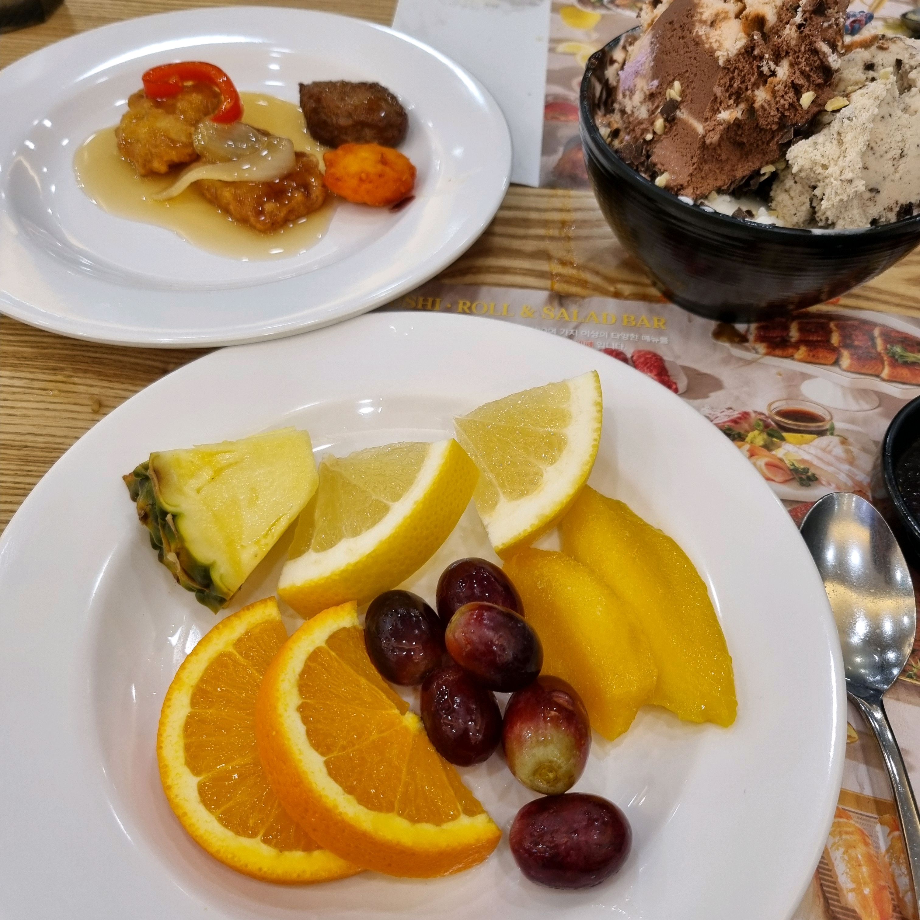 주말에 혼잡한가운데 잘먹음요 음식 맛이 좋아요 새우장과 연어장 맛이 짜지않고 조았어요 - 춘천 맛집 추천 쿠우쿠우 춘천점