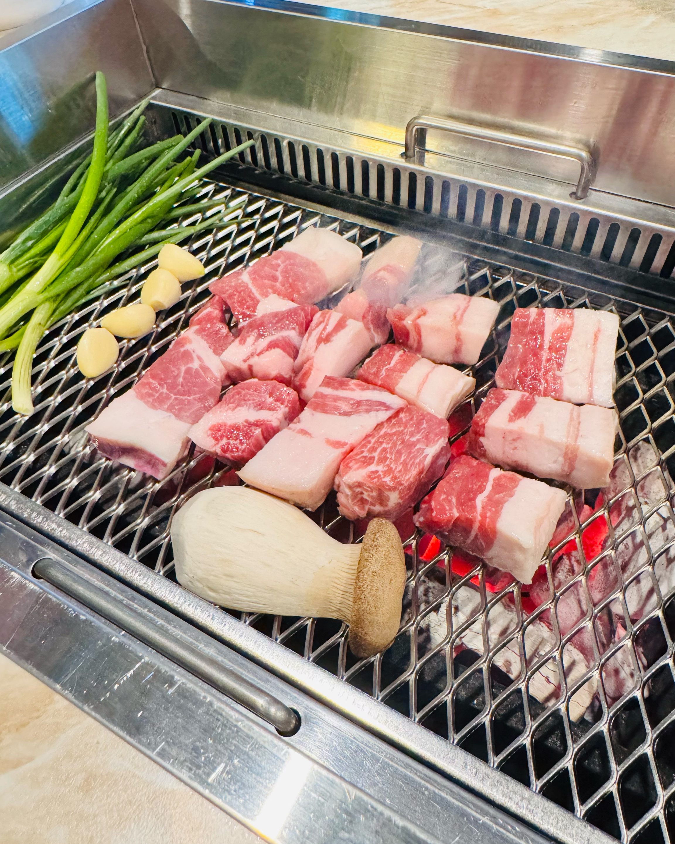 오와 열을 맞춰 구워주시는 겁나 맛있는 생고기! - 제주 맛집 포크80 제주공항점