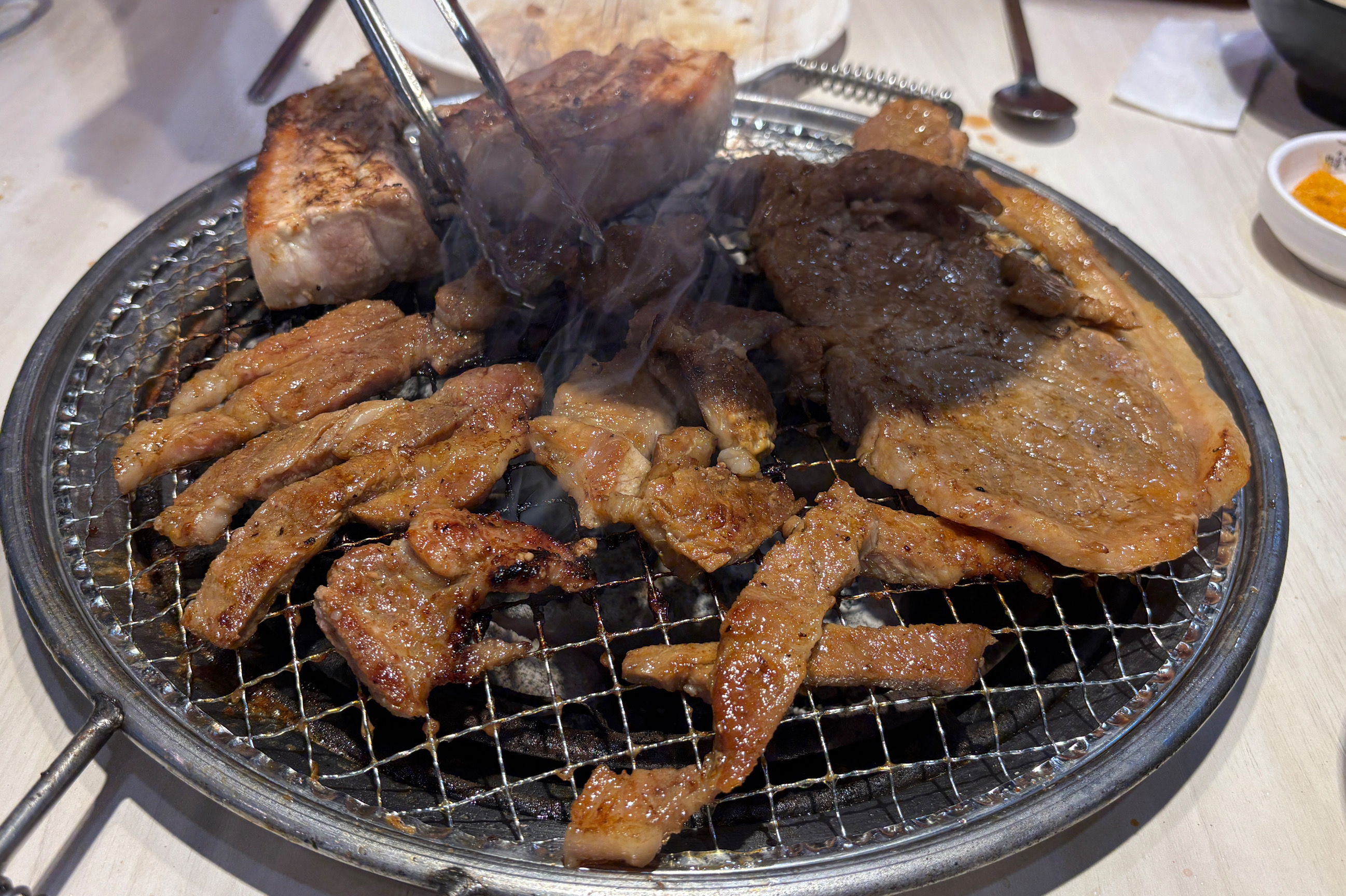 🥩주말 저녁에 가니 웨이팅 좀 있었습니다. 직원분들이 정말 정신없어보입니다. 매장이 환기가