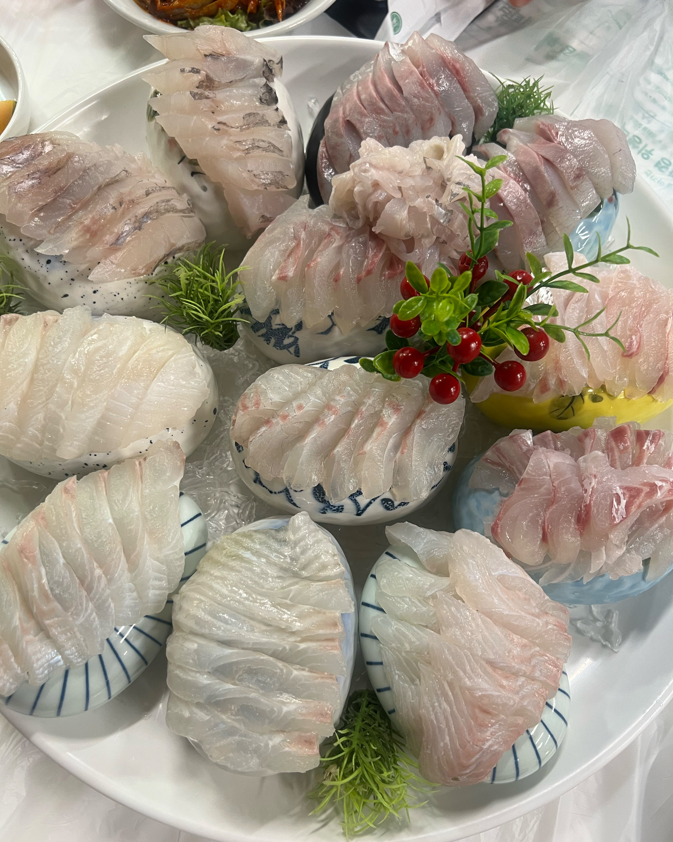 우연히 가족 여행 왔다 들렸어요 회만 주문 했는데도 - 경포대 맛집 경포대부산처녀횟집