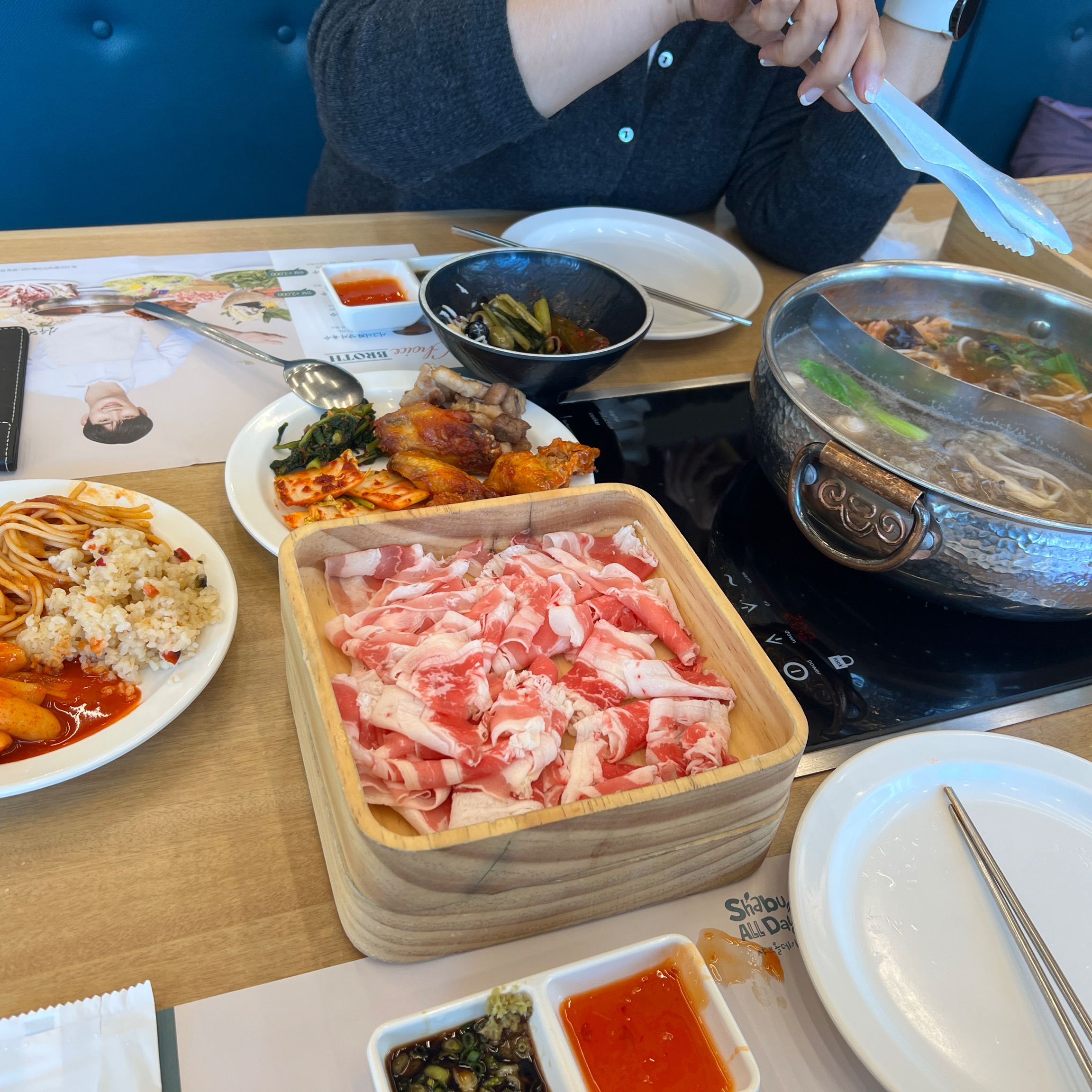 근처에 사는데 워낙 주말에 사람들이 많이 웨이팅하길래 평일 점심에 왔어요. 11시 오픈인데