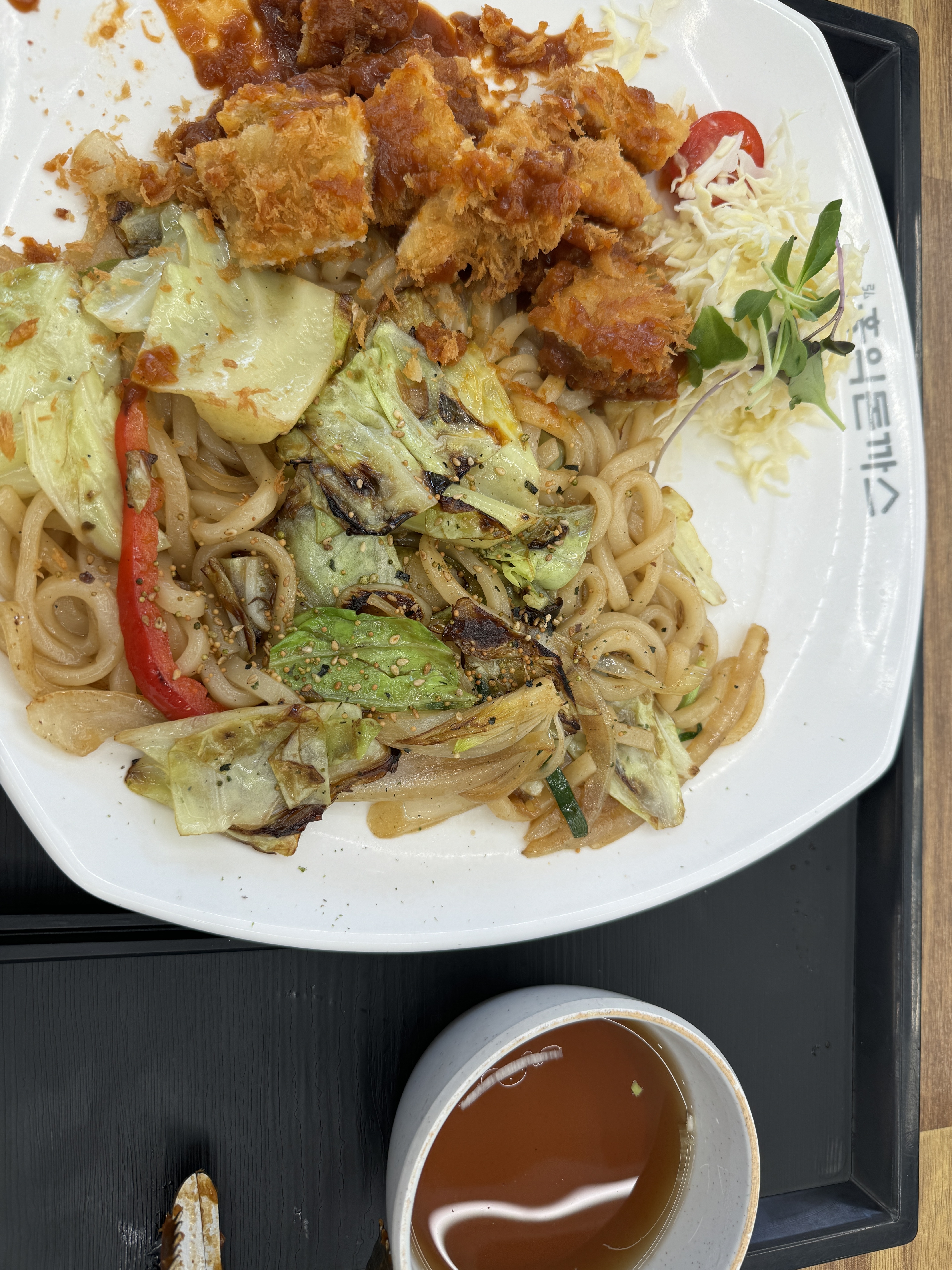 세트 양이 좀 줄어든건지 돈까스랑 볶음우동 양이 좀 적어진 느낌이었어요!맛은 항상 평타이상