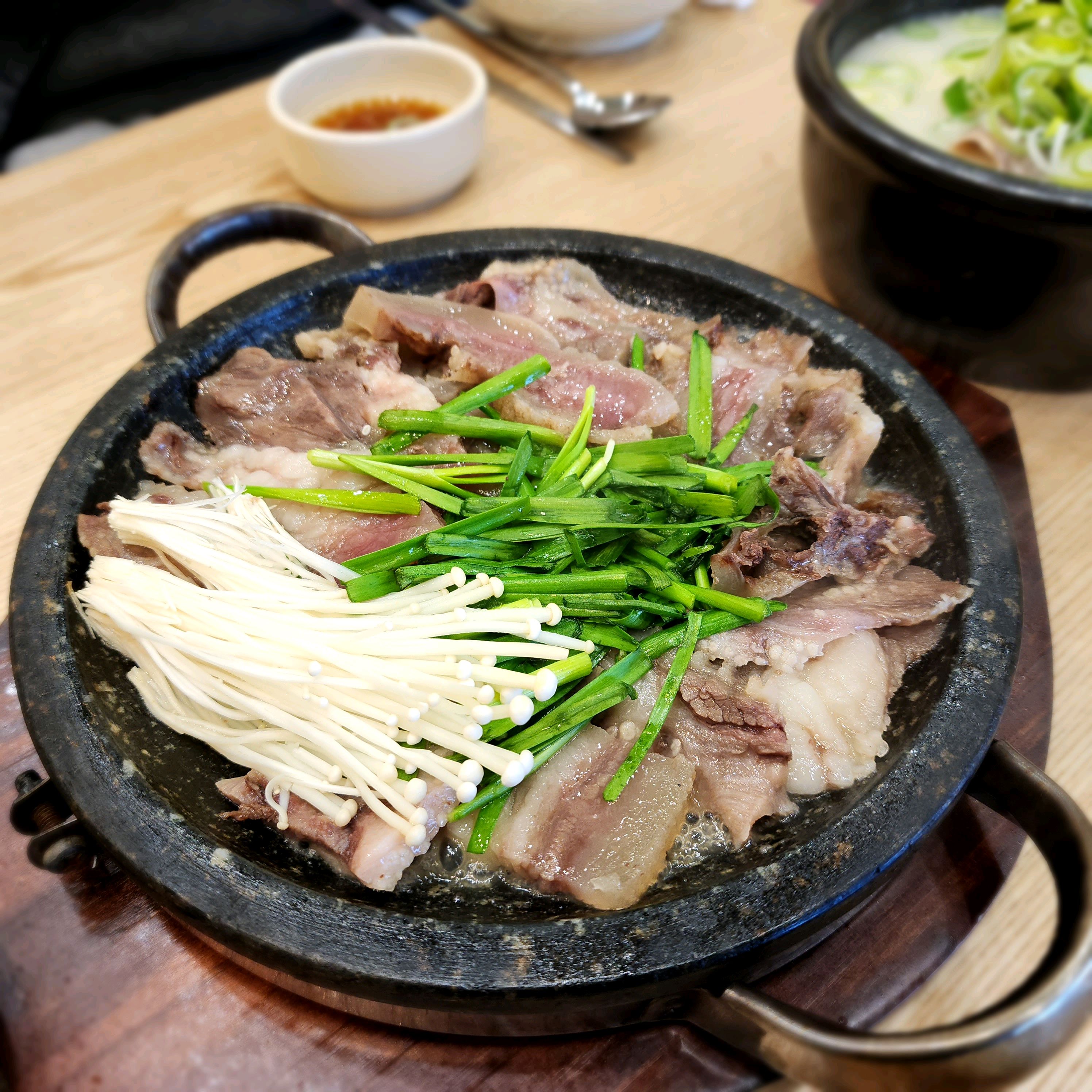 여행와서 아침 식사하기 좋네요!! 설렁탕 국물 깔끔하고 수육도 맛보기 메뉴가 있어요 먹었는