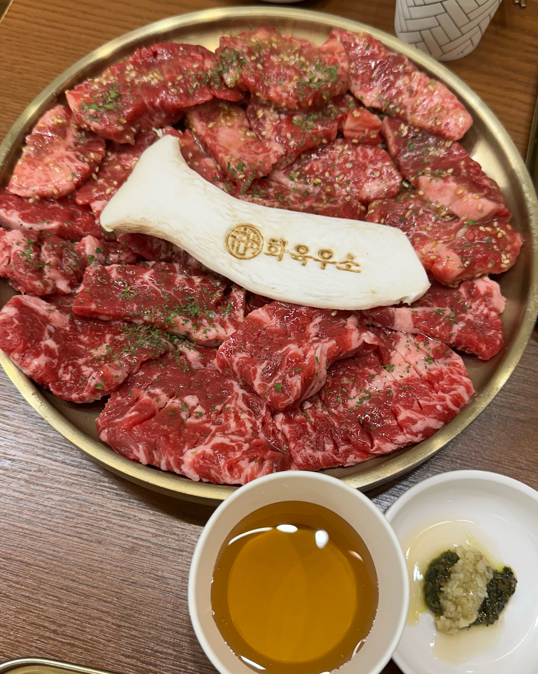고기가 정말 부드럽고 맛있어요!! 바질양념장과 마라갈비살은 여기에서만 맛볼 수 있어요 - 불당동 맛집 우소참숯화로구이 본점