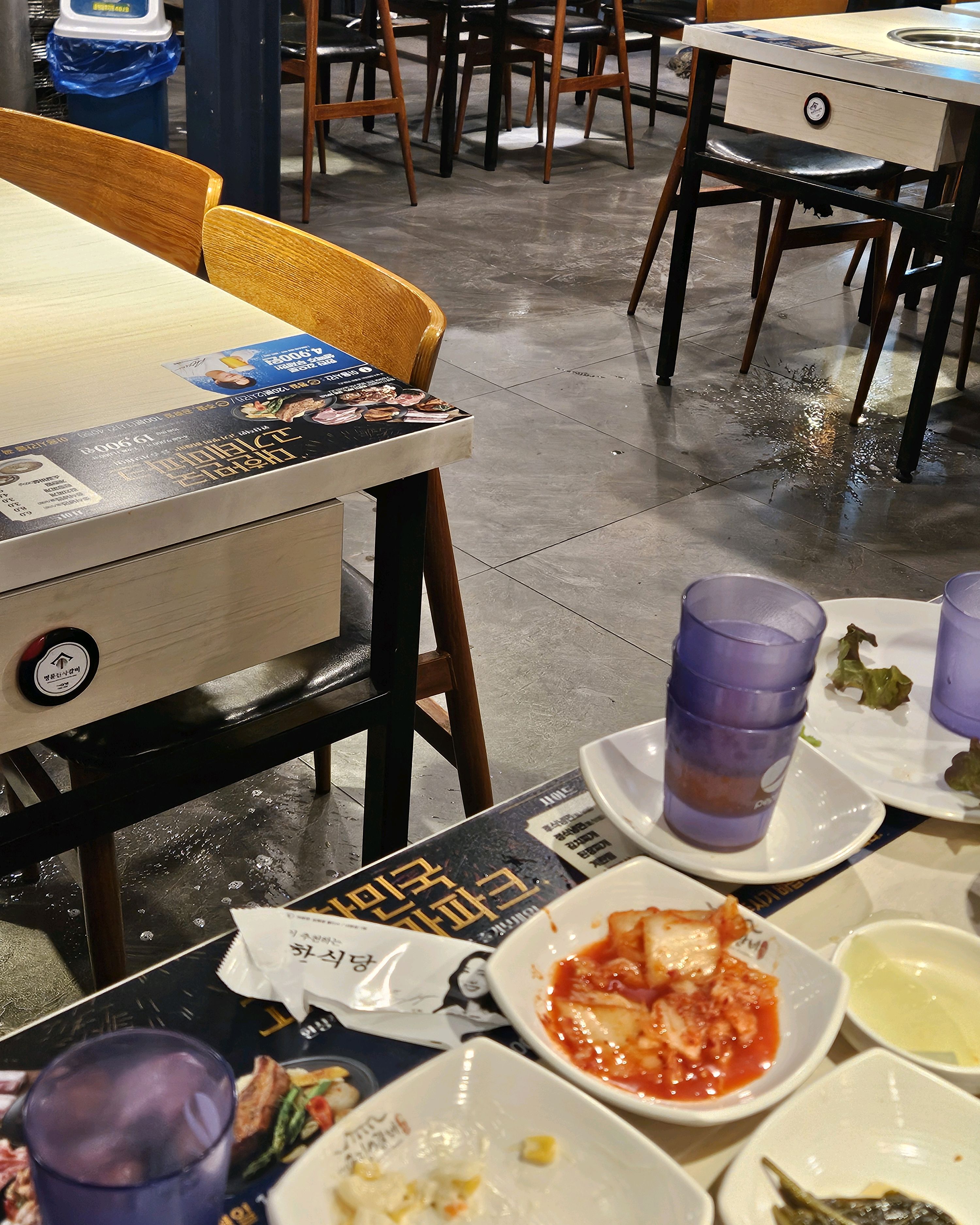 밥 먹고 있는데 락스물 뿌리면서 청소하시더라고요.. - 동묘 맛집 명륜진사갈비 서울동묘점