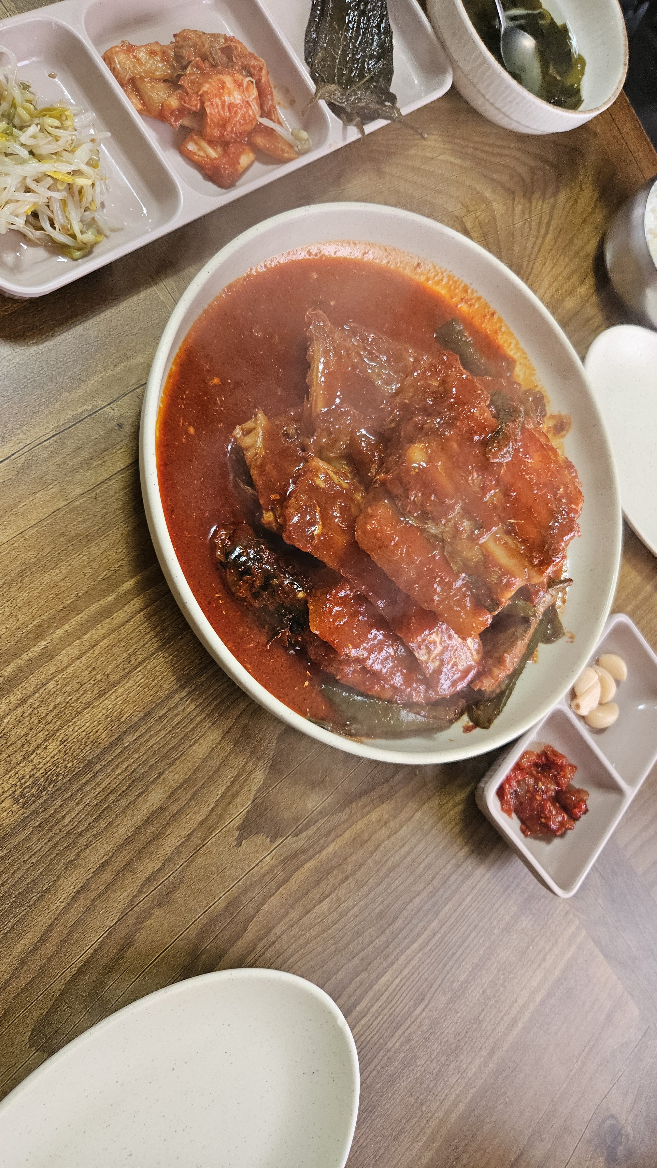 평일기준 7시 전에 와서 번호표 받아야 바로 들어갈수 있습니다. 듣던대로 양념이 너무 맛있