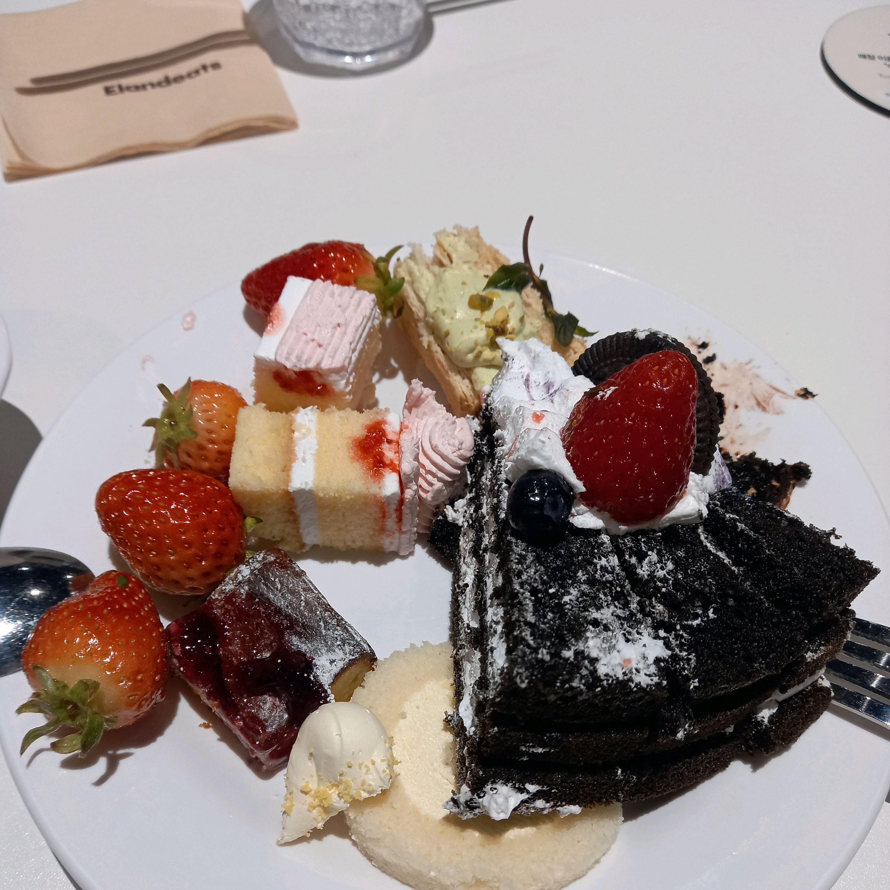 딸기가 맛있네요. 예약은 필수. 금요일 저녁에 갔는데 대기인원이 있네요. 음식들은 고루고루