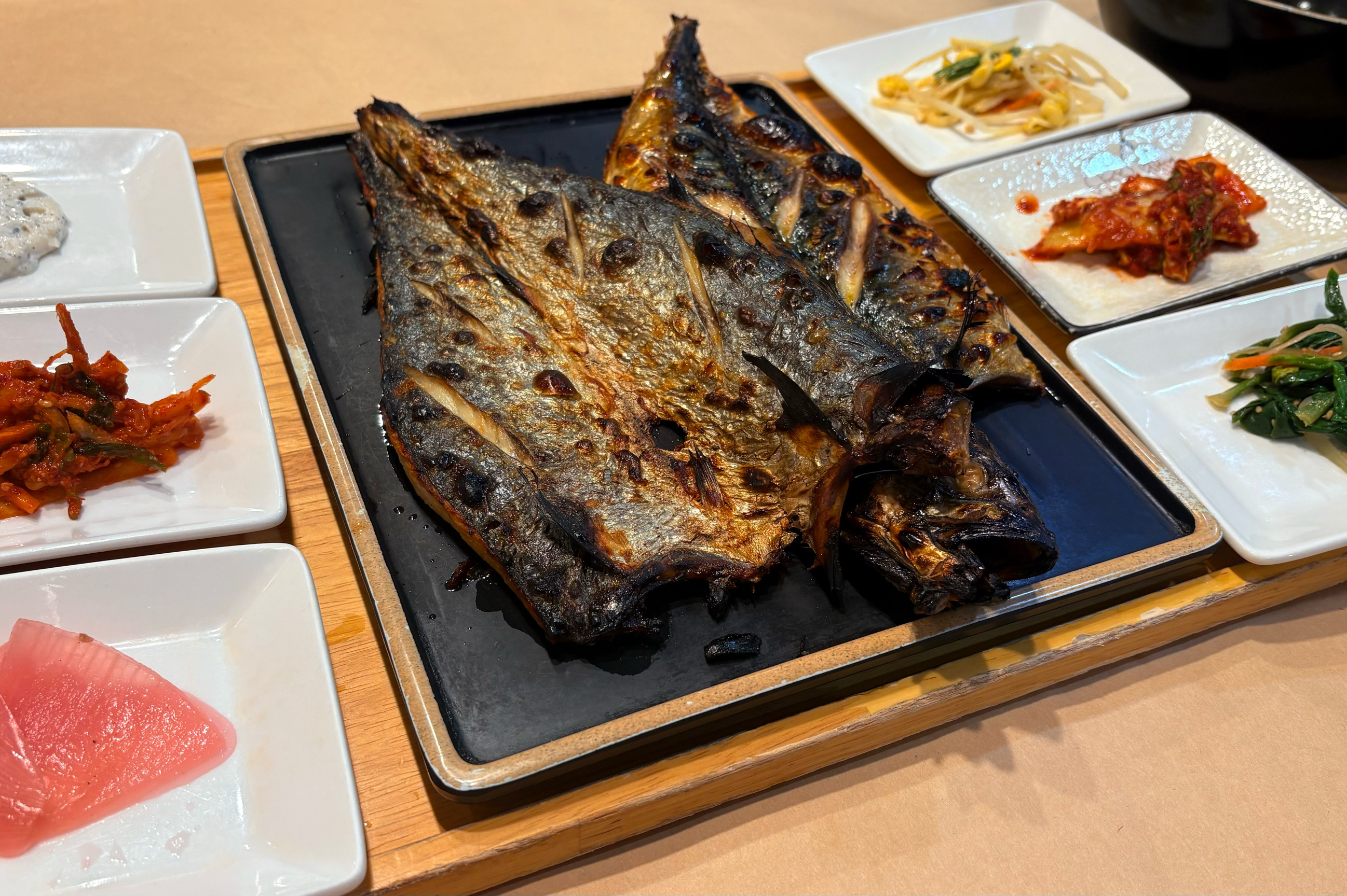 고등어랑 삼치 주문했는데 오버쿡이었는지 삼치는 반건조인것처럼 좀 말랐었어요 ㅠ 고등어는 촉