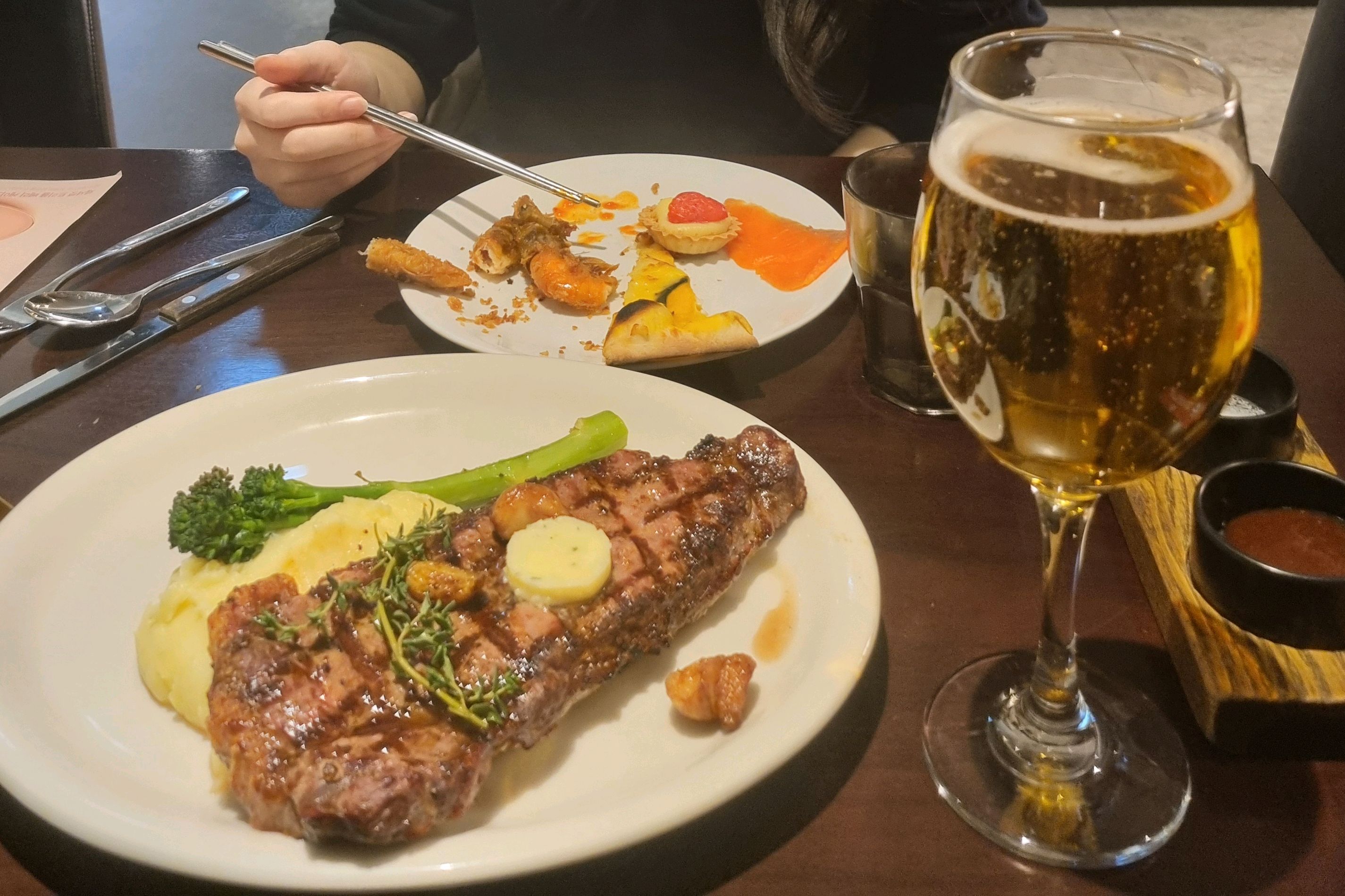 생일 스테이크 먹으러 갔어요. 350그람 채끝스테이크 너무 맛있게 먹었어요. 생맥주랑 먹으