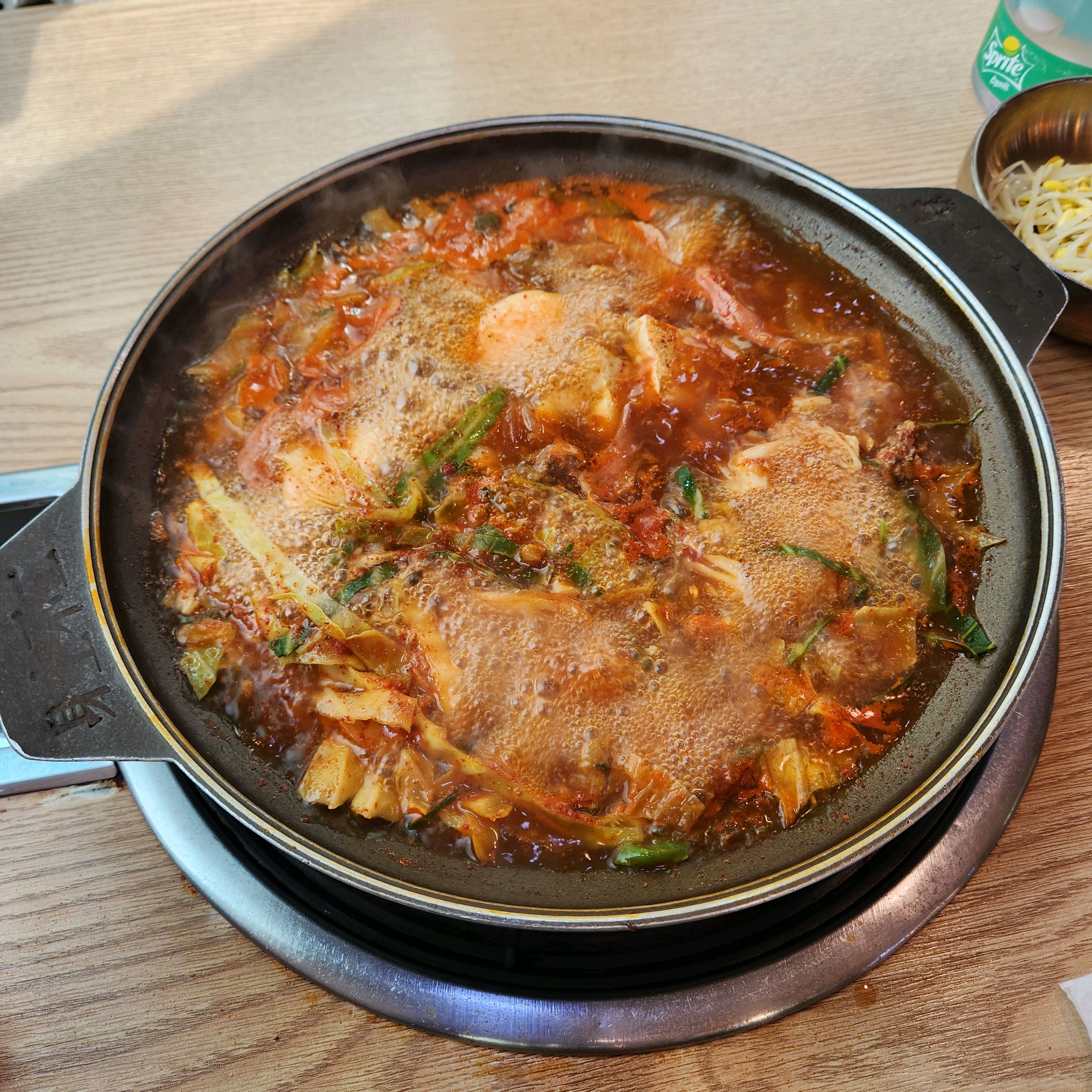 부대찌개 좋아하지만 먹고나면 배가 아플 때가 종종 있습니다. 하지만 두꺼비부대찌개는 국물이