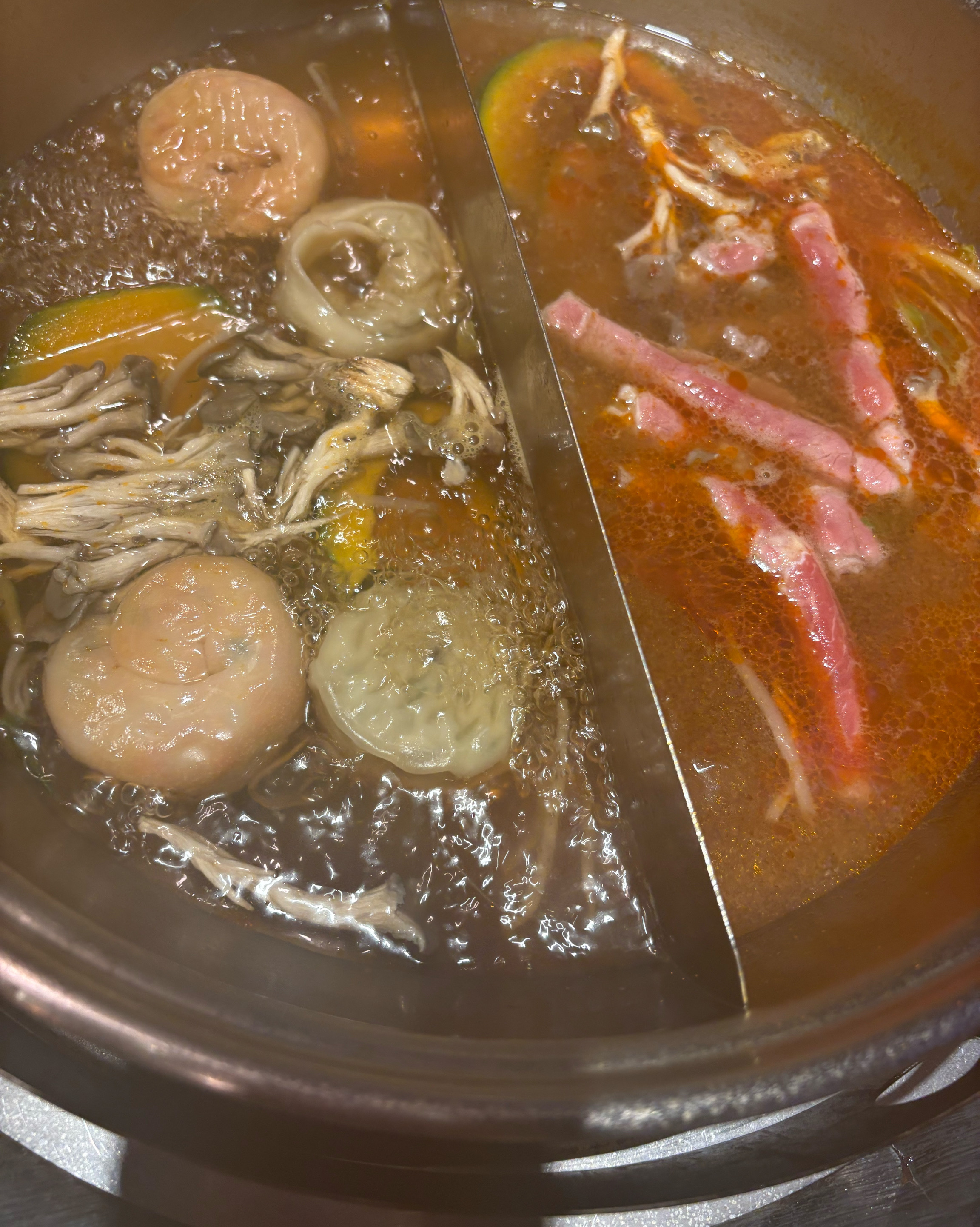 오늘도 고기반반, 육수반반 시켜서 맛있게 먹었어요. 월남쌈 재료, 샤브샤브 야채 모두 신선