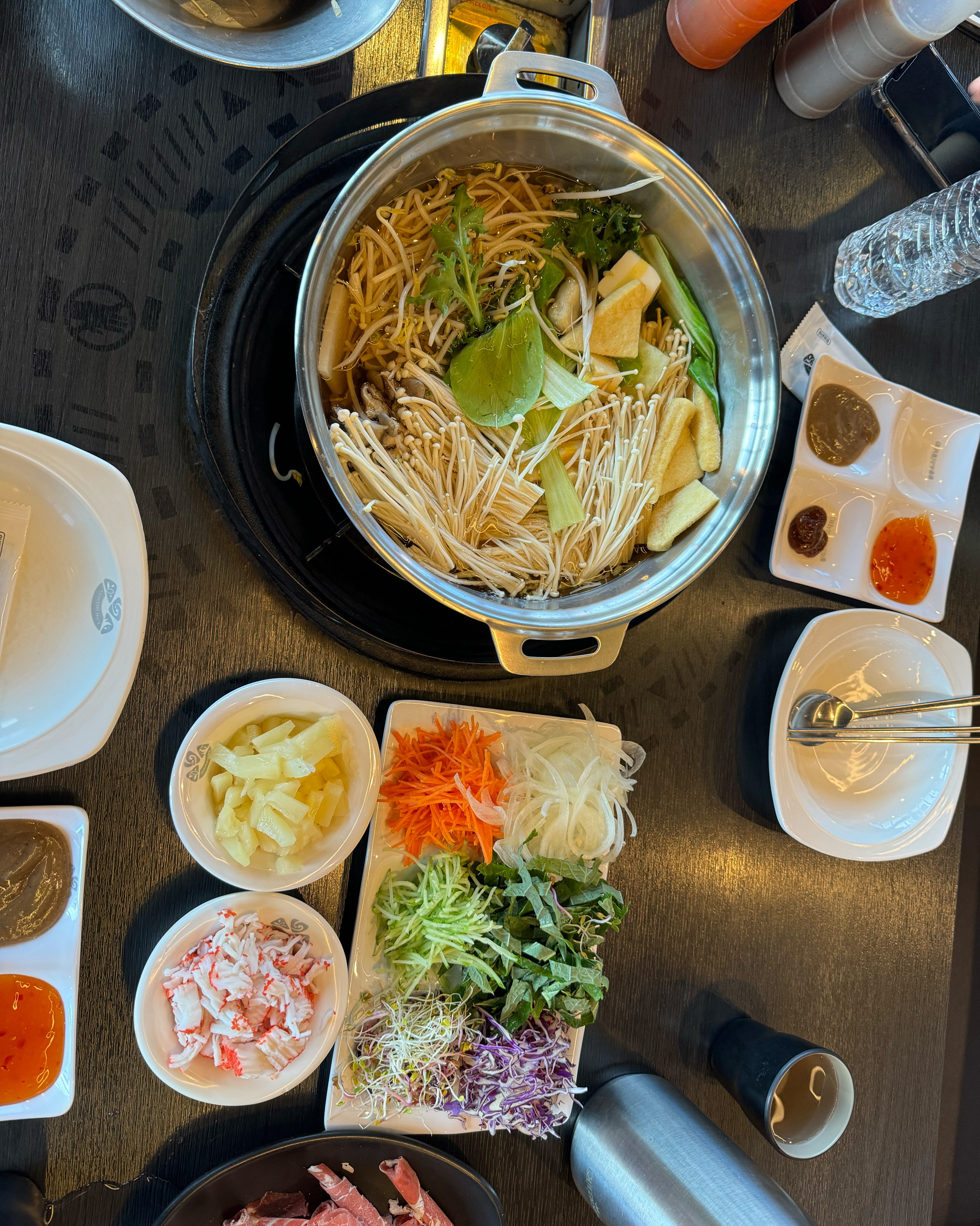 평일 점심에도 사람이 많았어요 금액대비 야채도 엄청 신선하고 깔끔합니다 지져분 하지않아서