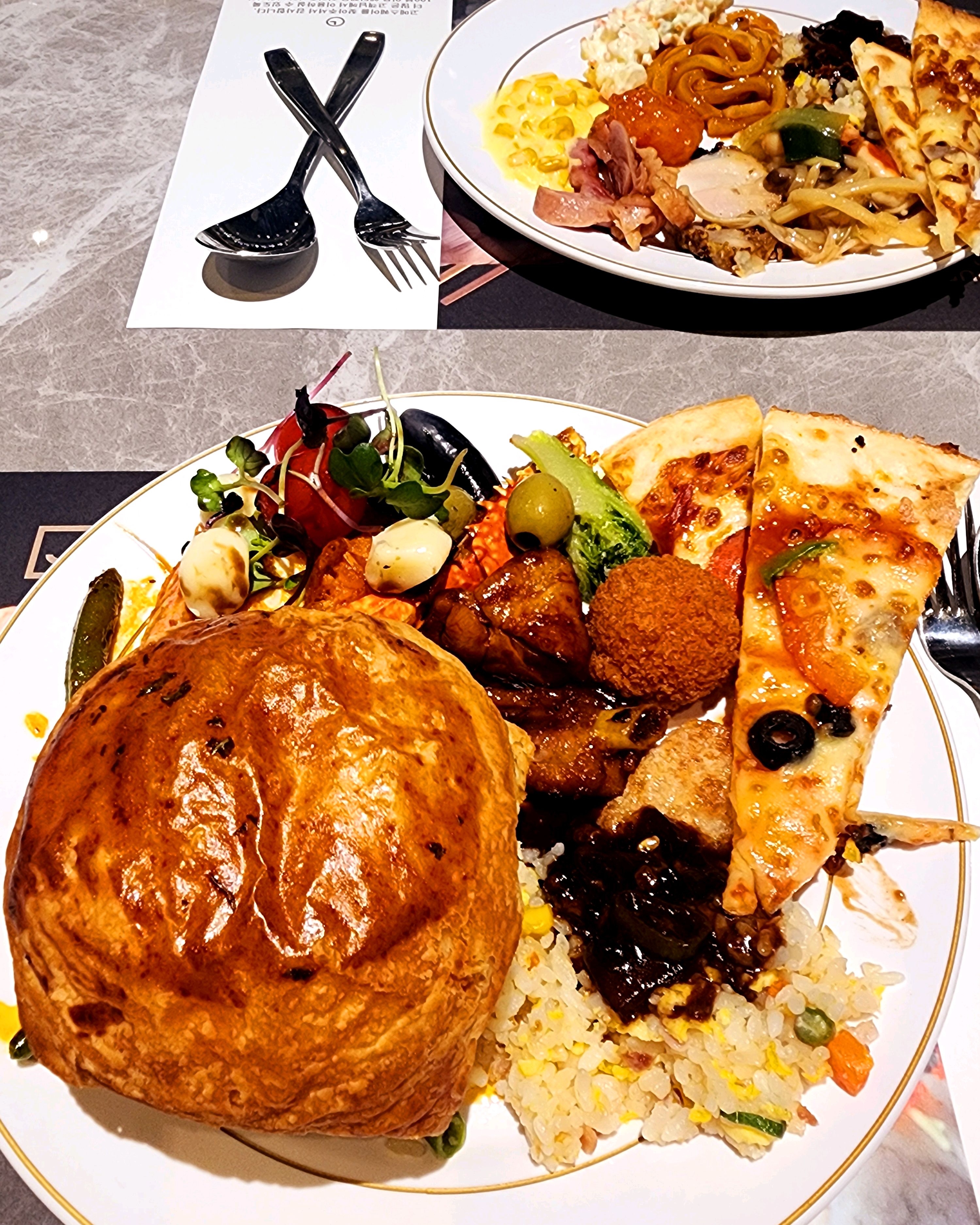 스시 신선하고 맛있었어요. 종류가 많아서 빵종류 디저트는 먹지도 못했네요 ㅎㅎ - 오창 맛집 고메스퀘어 오창점