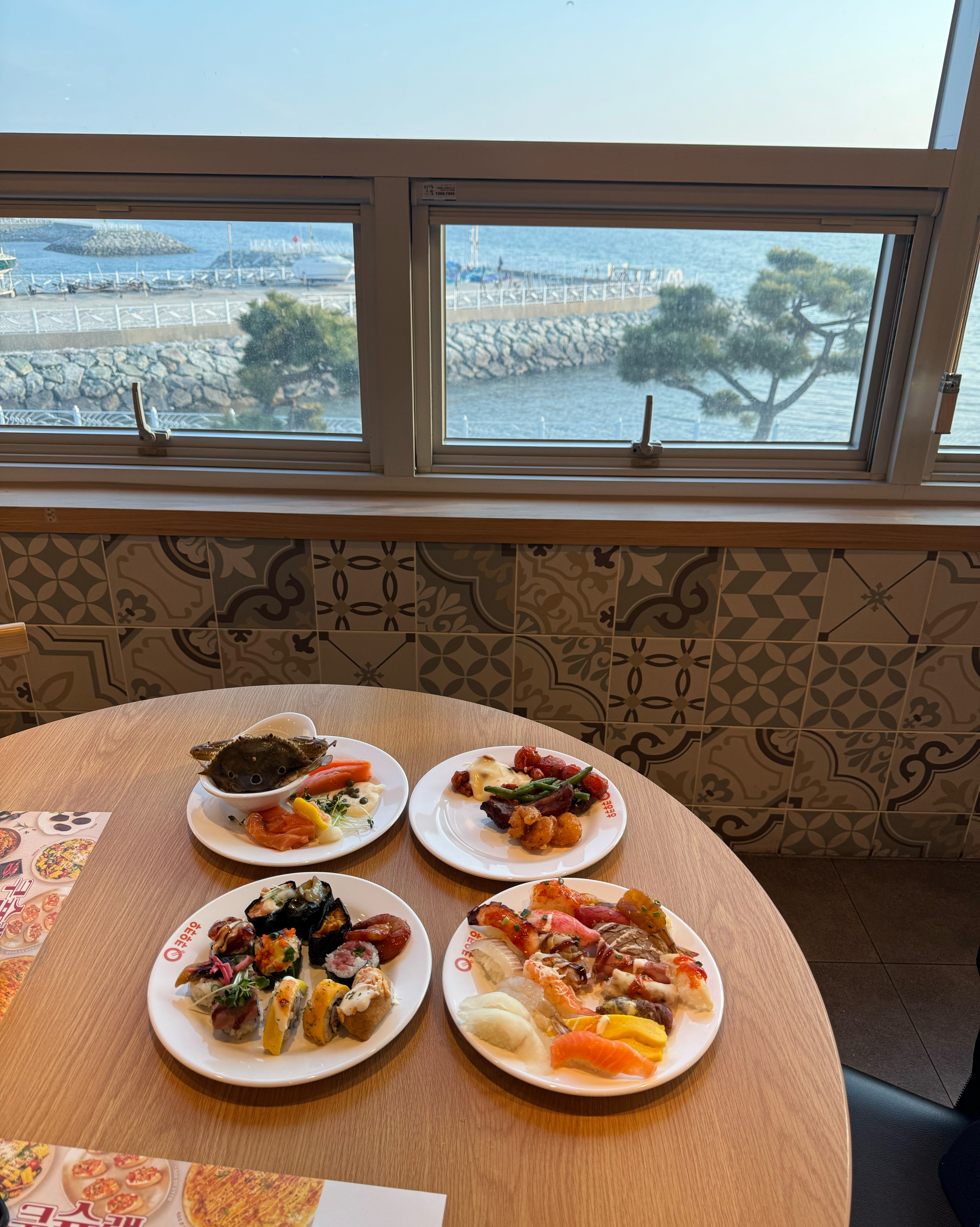 종류 진짜 다양하고 다 맛있어요 예약 사전에 하면 오션뷰 자리도 앉을 수 있어요 - 여수 웅천 맛집 쿠우쿠우 여수점