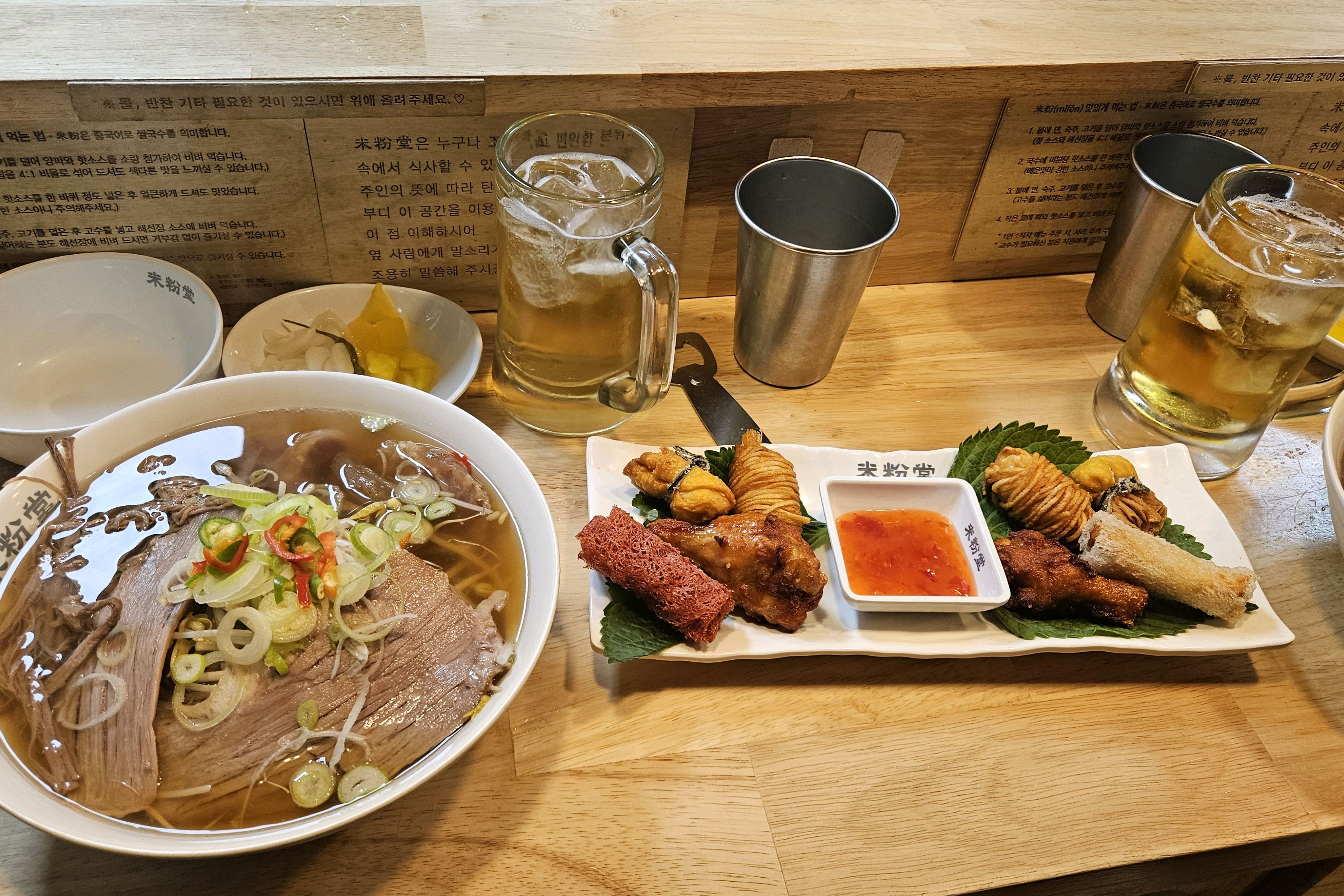 골목안에 위치하고 있어서 있는지도 몰랐는데 꽤 맛나다. 특히 면이 부들부들 보드랍고 힘줄을