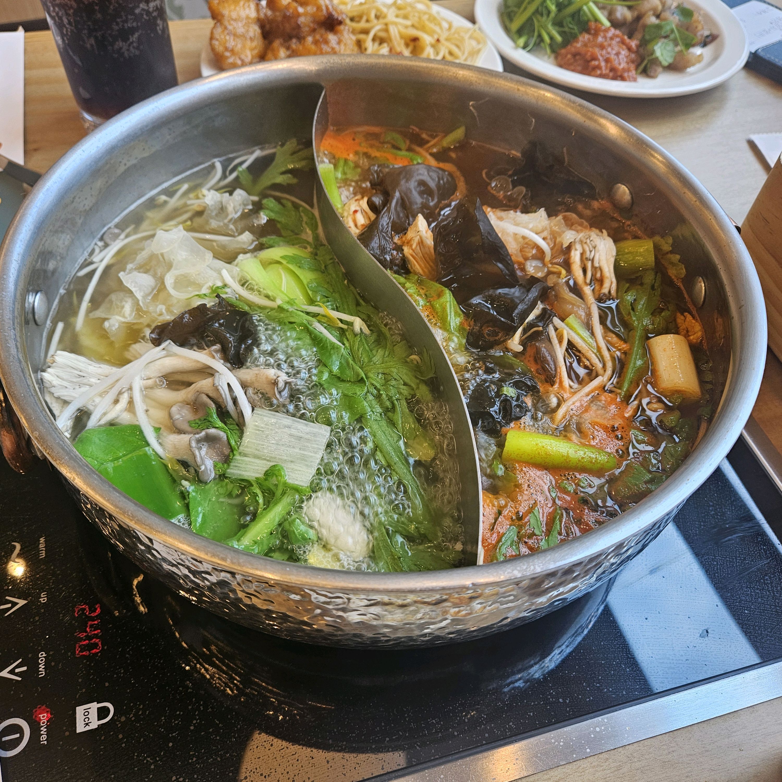 내부는 전체적으로 깔끔하고 테블릿으로 주문하는 방식이라 편했어요ㅎ 테이블간 간격도 넓고 서