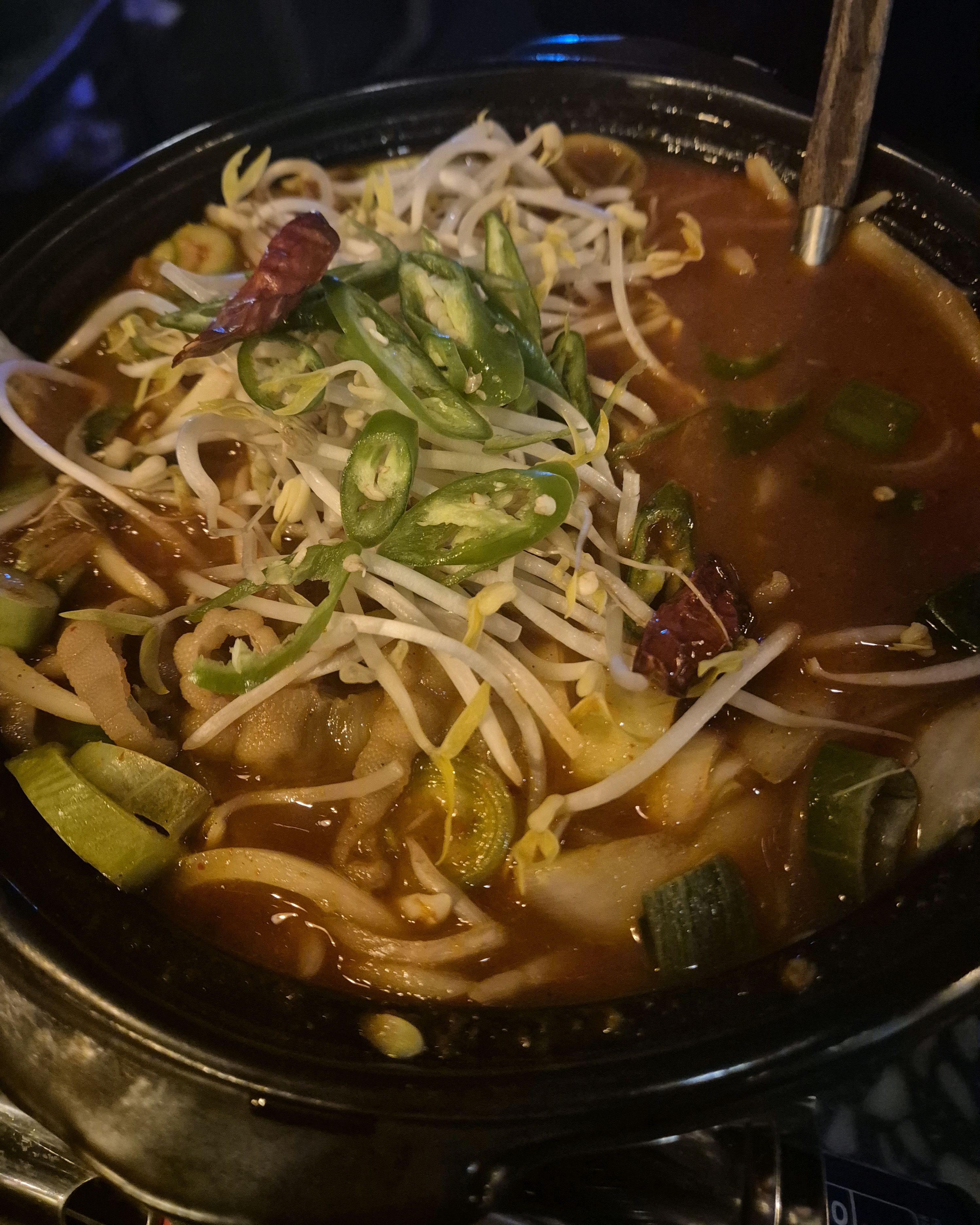 매장도 너무 예쁘고 돌담이 인상적이에요 안주가 전부 맛있고 직원분들이 친절하세요 가격이 저