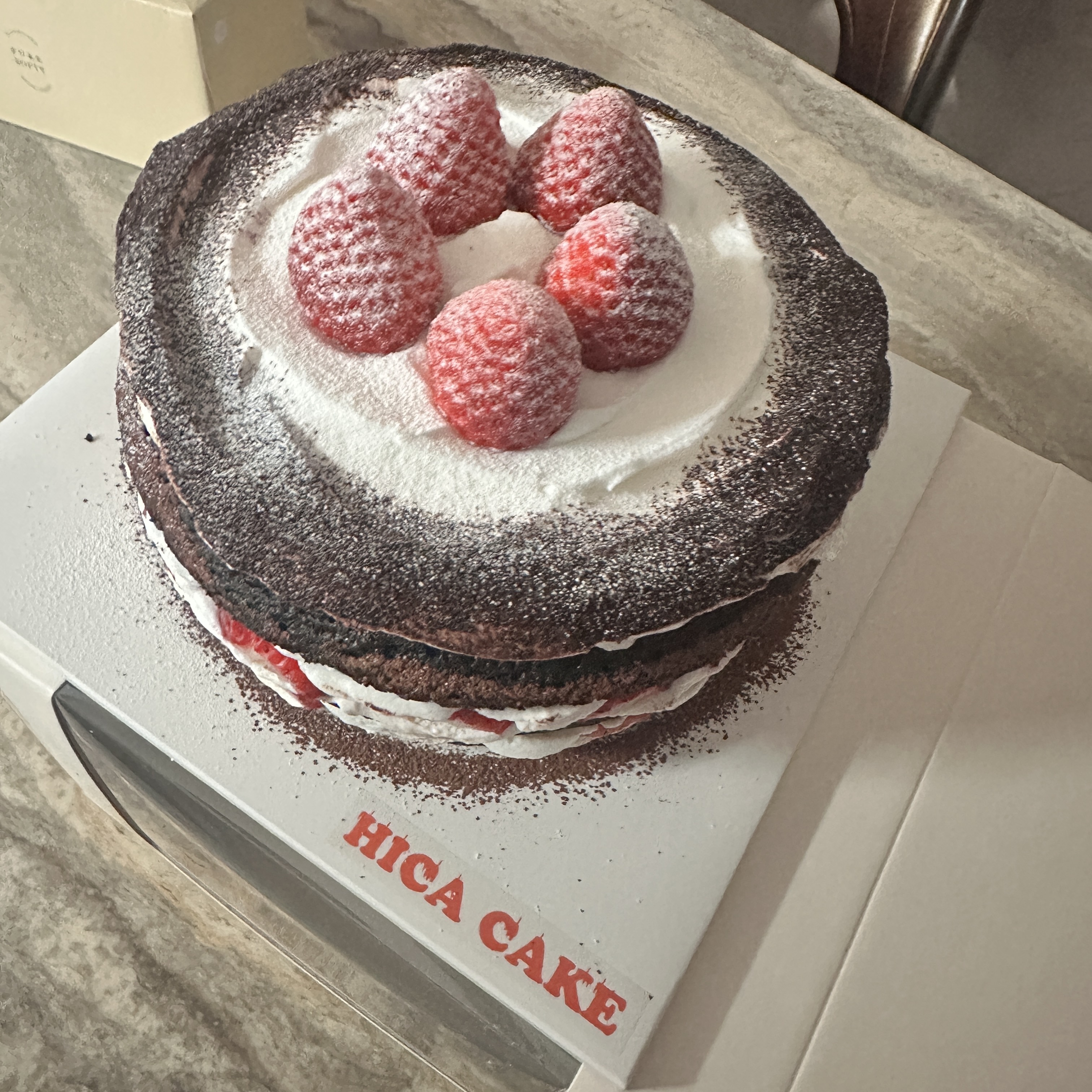 가족들과 생일파티 하려고 케이크 주문했구요. 부모님도 조카들도 모두모두 맛있게 잘 먹었습니