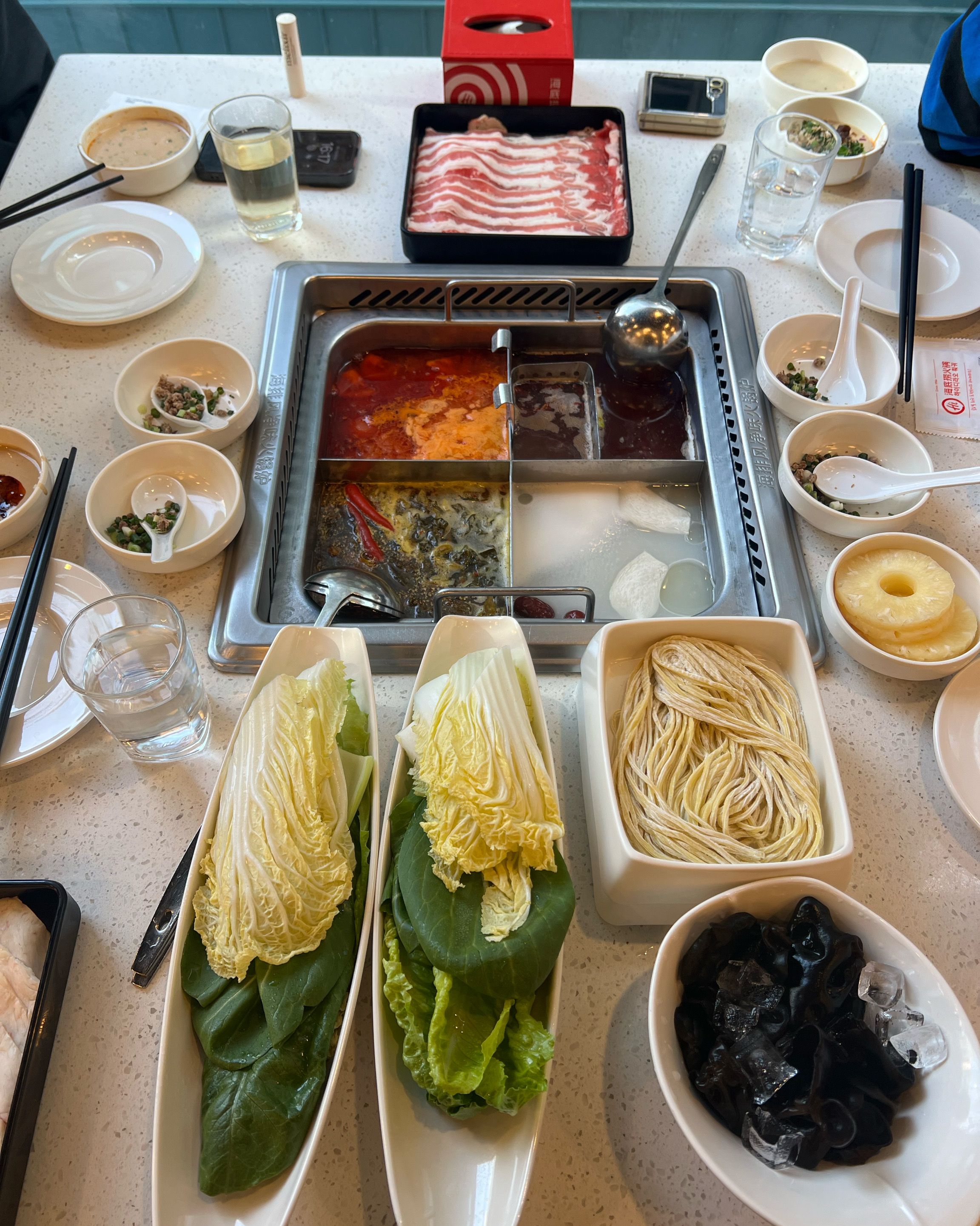 드뎌 인생 첫 훠궈를 먹어봤어요! 토마토맛이 제일 그나마 대중적인 맛 같고 (토마토도 호불