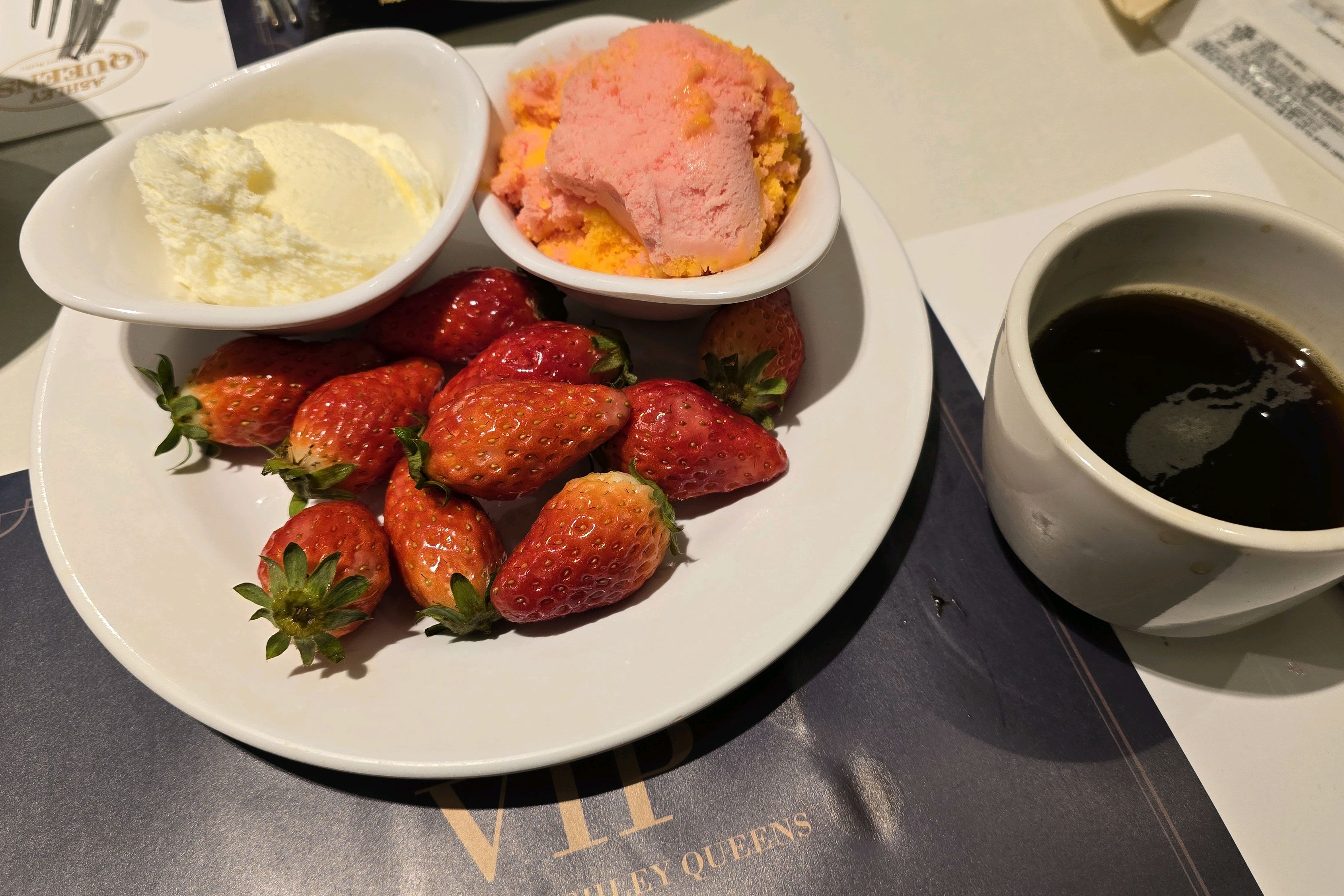 딸기기 물딸기라 맛이 없어요 - 공덕 맛집 애슐리퀸즈 공덕점