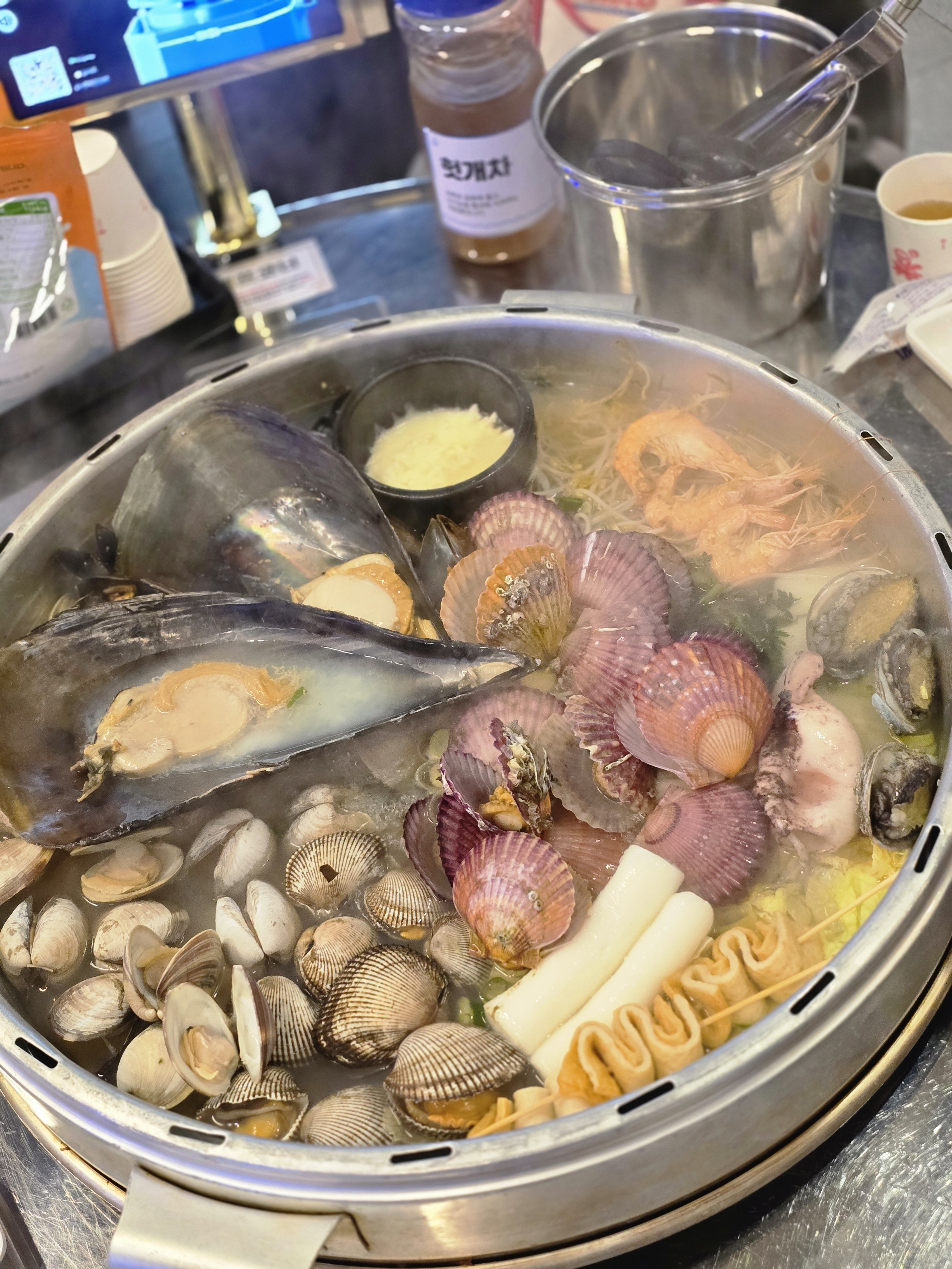 정말 조개들도 신선하고 너무너무 맛있습니다 건강해지는 맛인데 거기에 조개의 감칠맛이 더해지