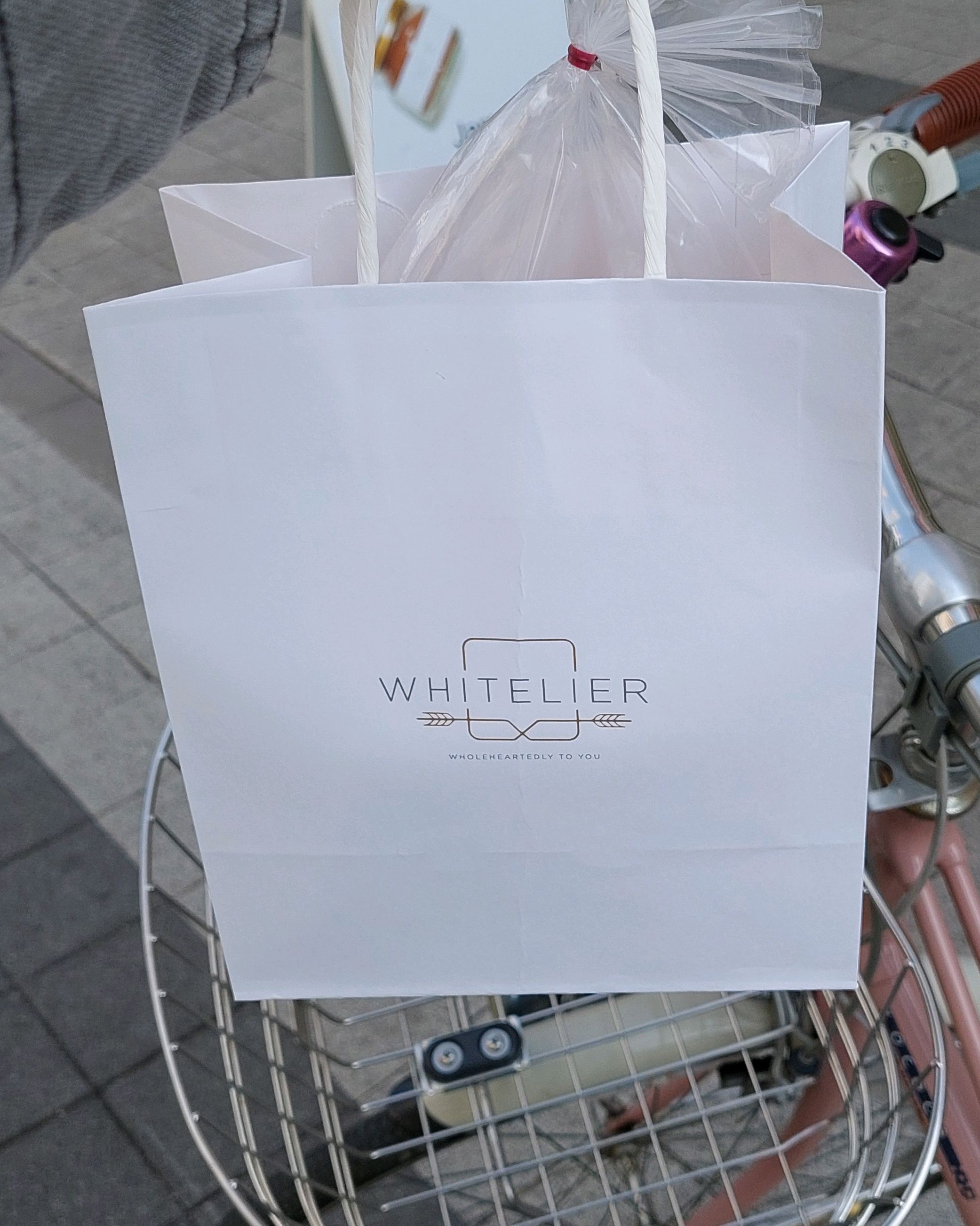 근처 지나는 길에 오랜만에 들렸어요. 식빵 🍞 작은 것 반을 집에 가기전에 다 먹어버림^^