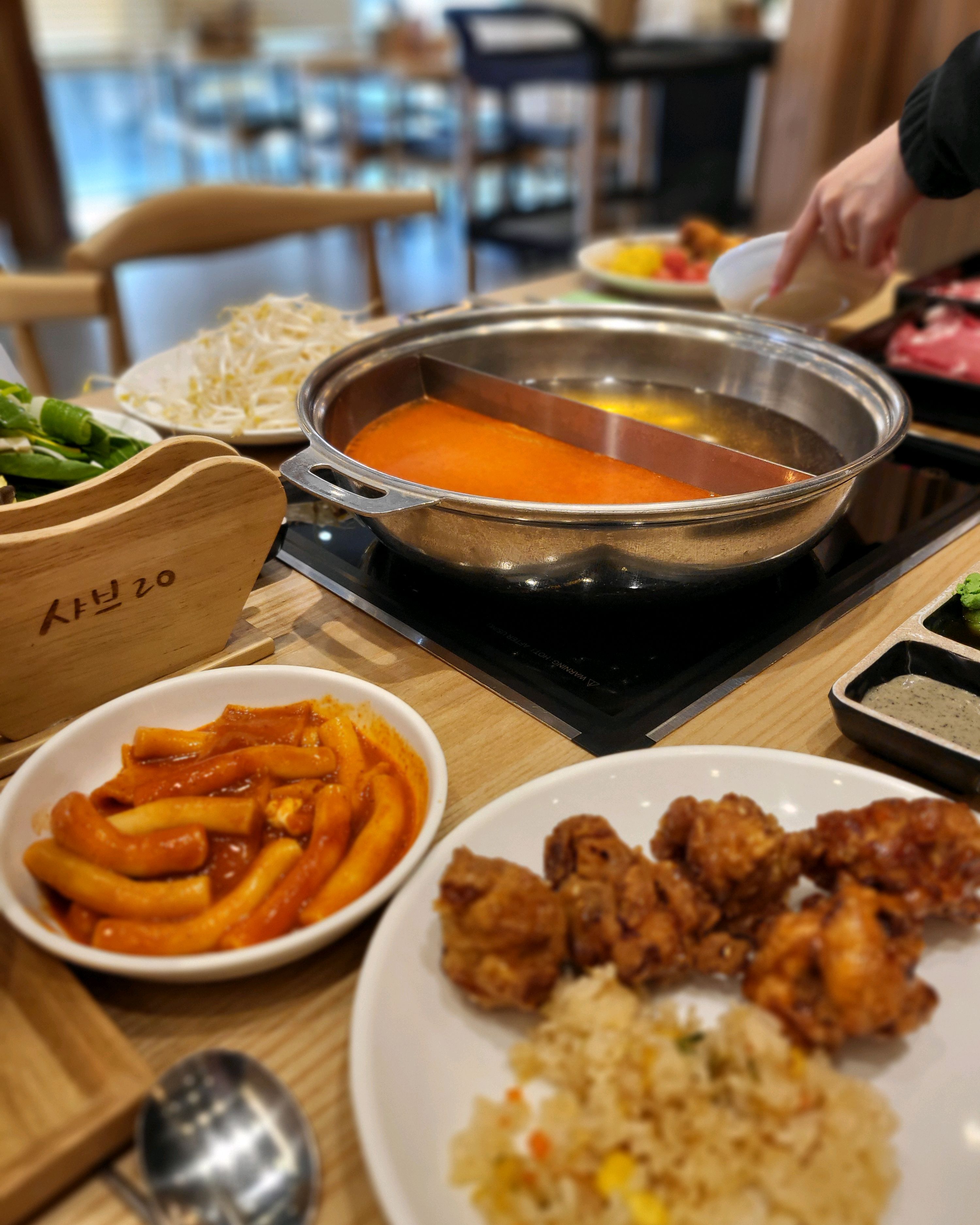 여긴 진짜.. 맛 없는 메뉴가 없어요.. 최애는 간장닭강정입니다ㅠㅠ 무한리필집은 사이드 먹