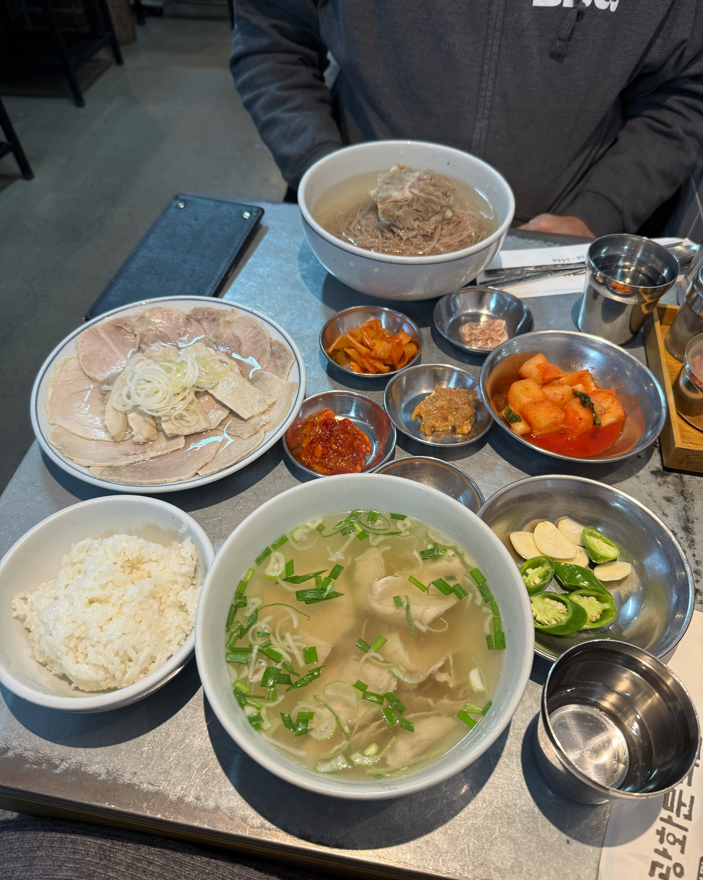맛있습니다! 닭곰탕같은 맑은국물베이스에요 그래서 호불호갈릴거같아요ㅠㅠ국밥이 이가격이면 가성