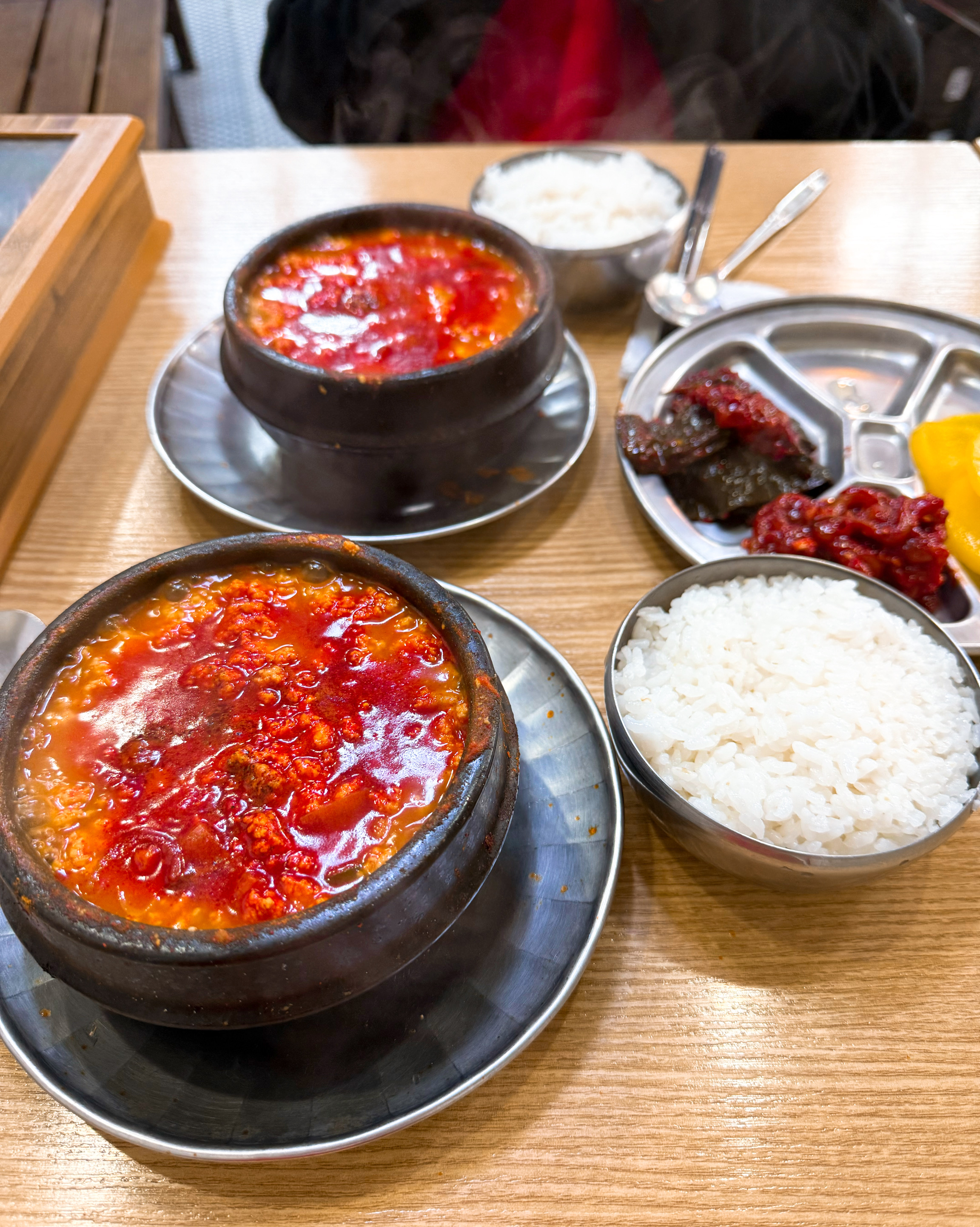 이런 #순두부는 처음 맛봅니다. 빨간 색에 비하면 굉장히 맵고 짠 것이,, 아닌 것도 같고