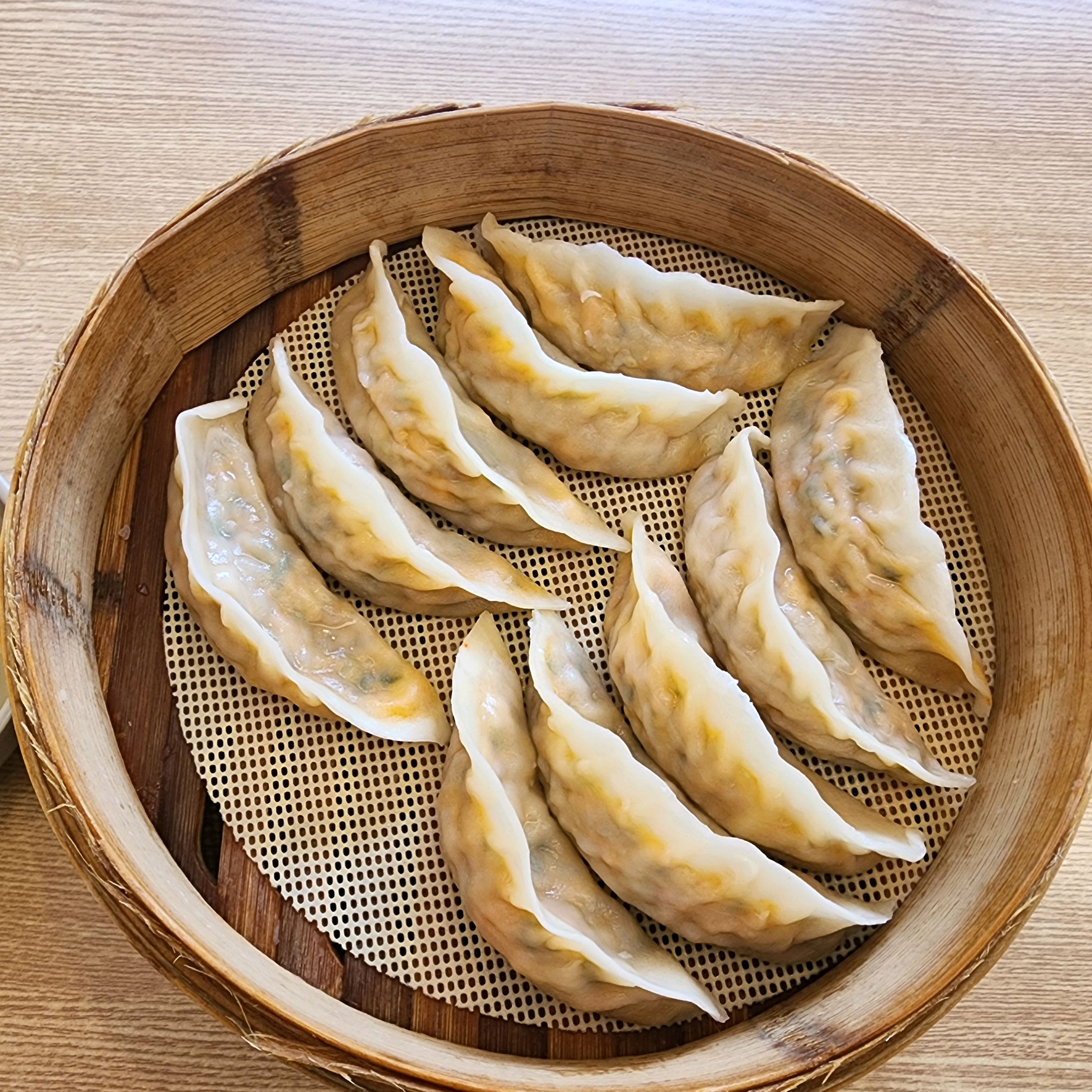 김치만두가 먹고 싶어서 방문, 라면을 주문해서 김치만두는 몇알 먹고 포장, 라면은 국물이