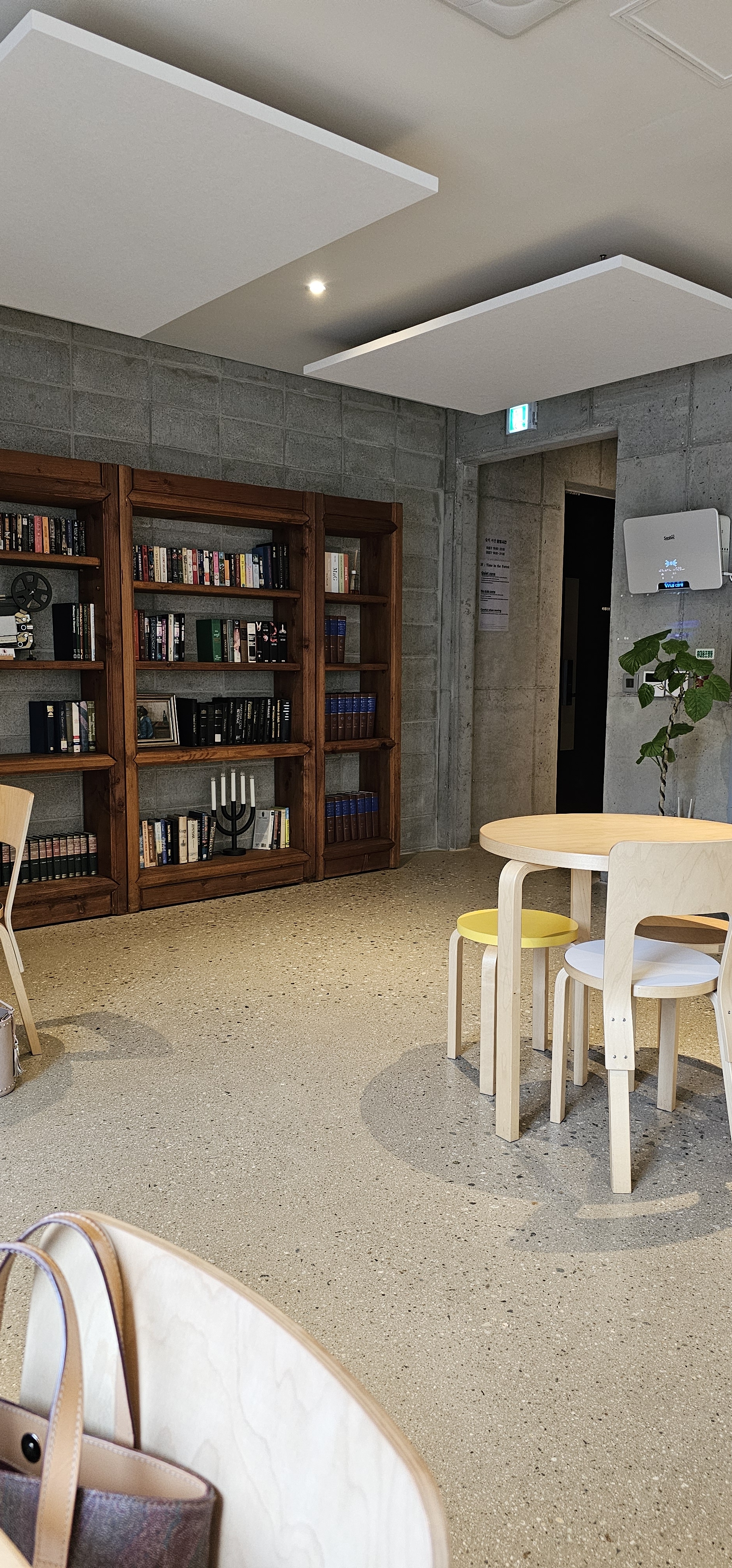 건물이 멋져요. 그래서 선입견이랄까? 커피는 물론 맛있구요.ㅎ 건물뒤로 등산로 입구가 산