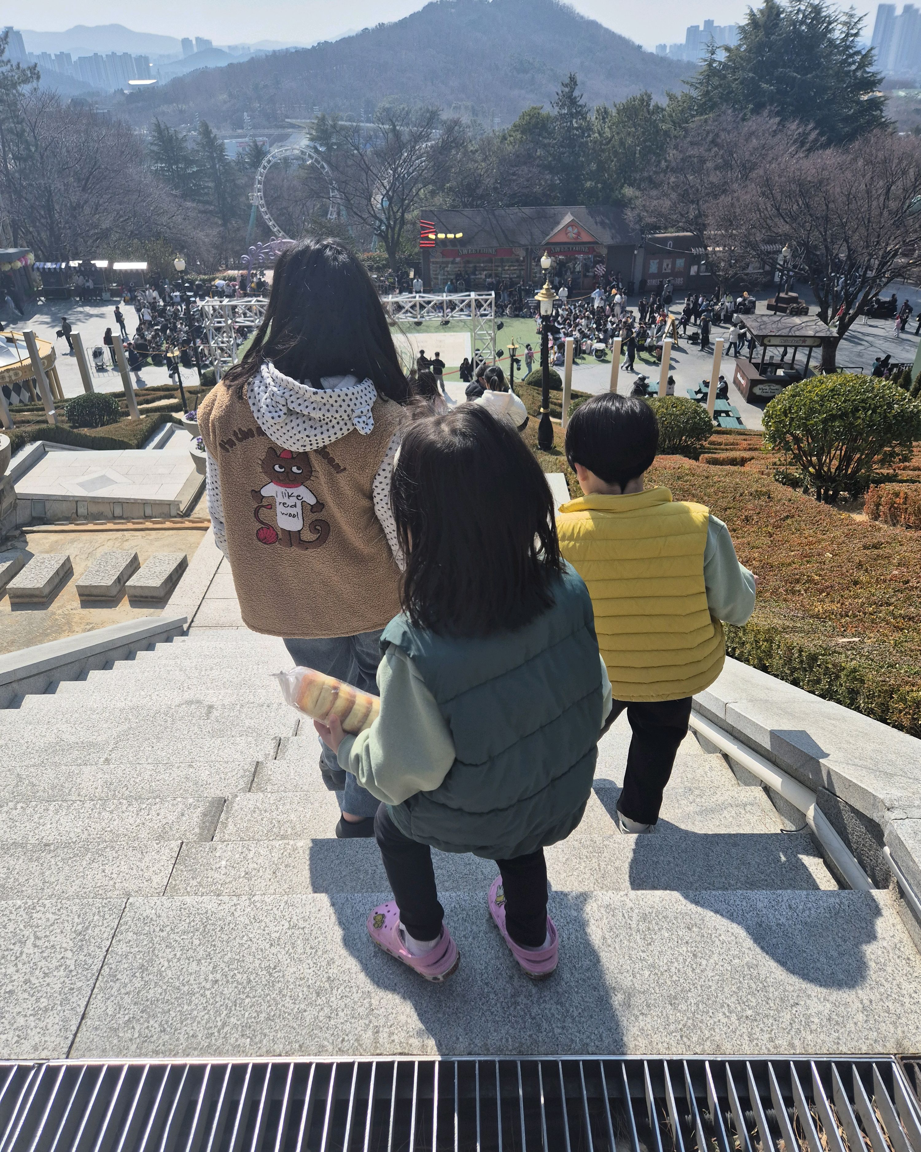 도저히 다이어트...포기가 안되서 애들 셋만 들여보내놓고 차에서 대기했어요...아이들은 신