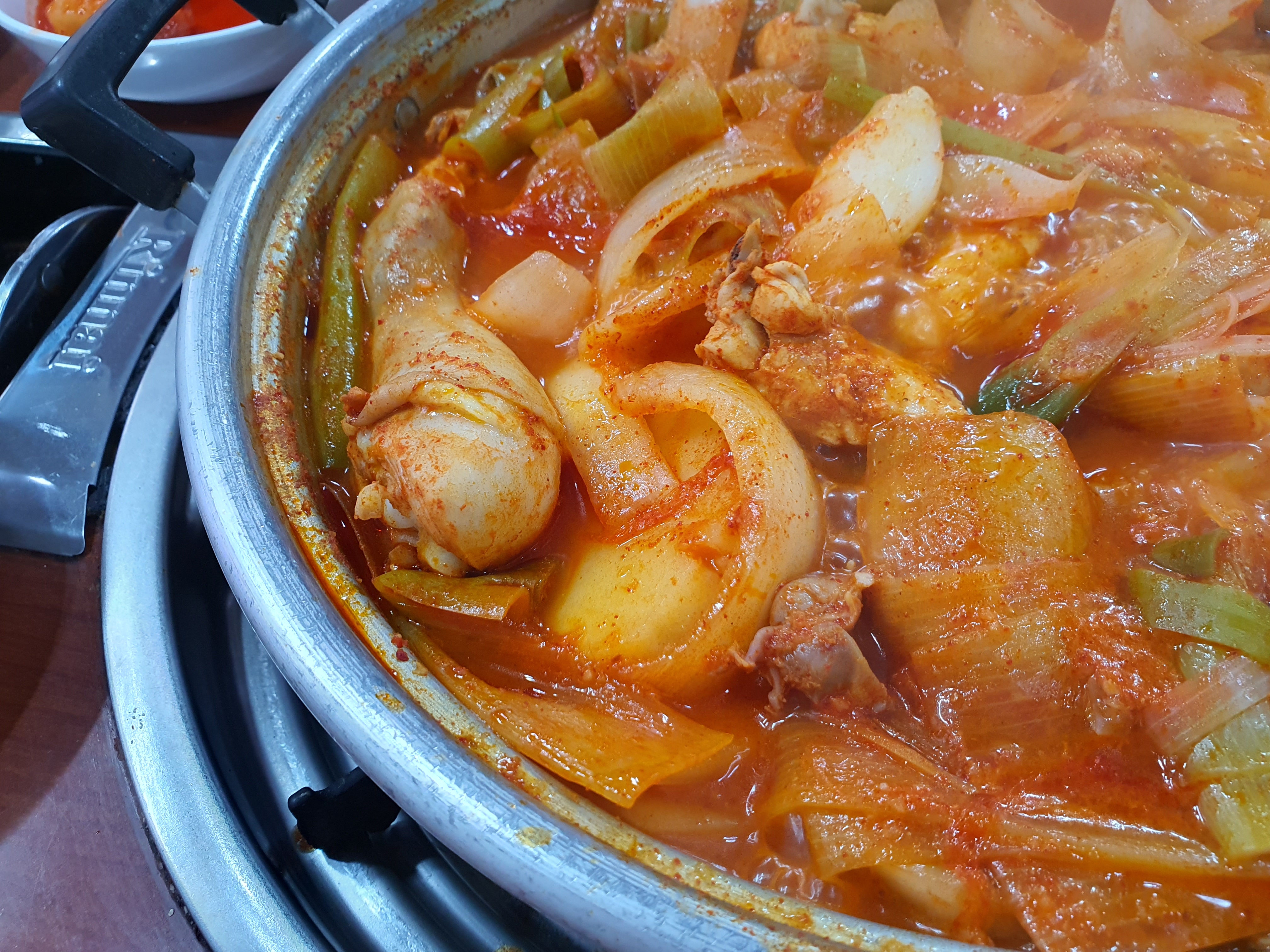 최고의 닭볶음탕이었어요. 처음에는 얼큰한 맛만 있다가 끓일수록 야채와 닭육수가 우러나면서 