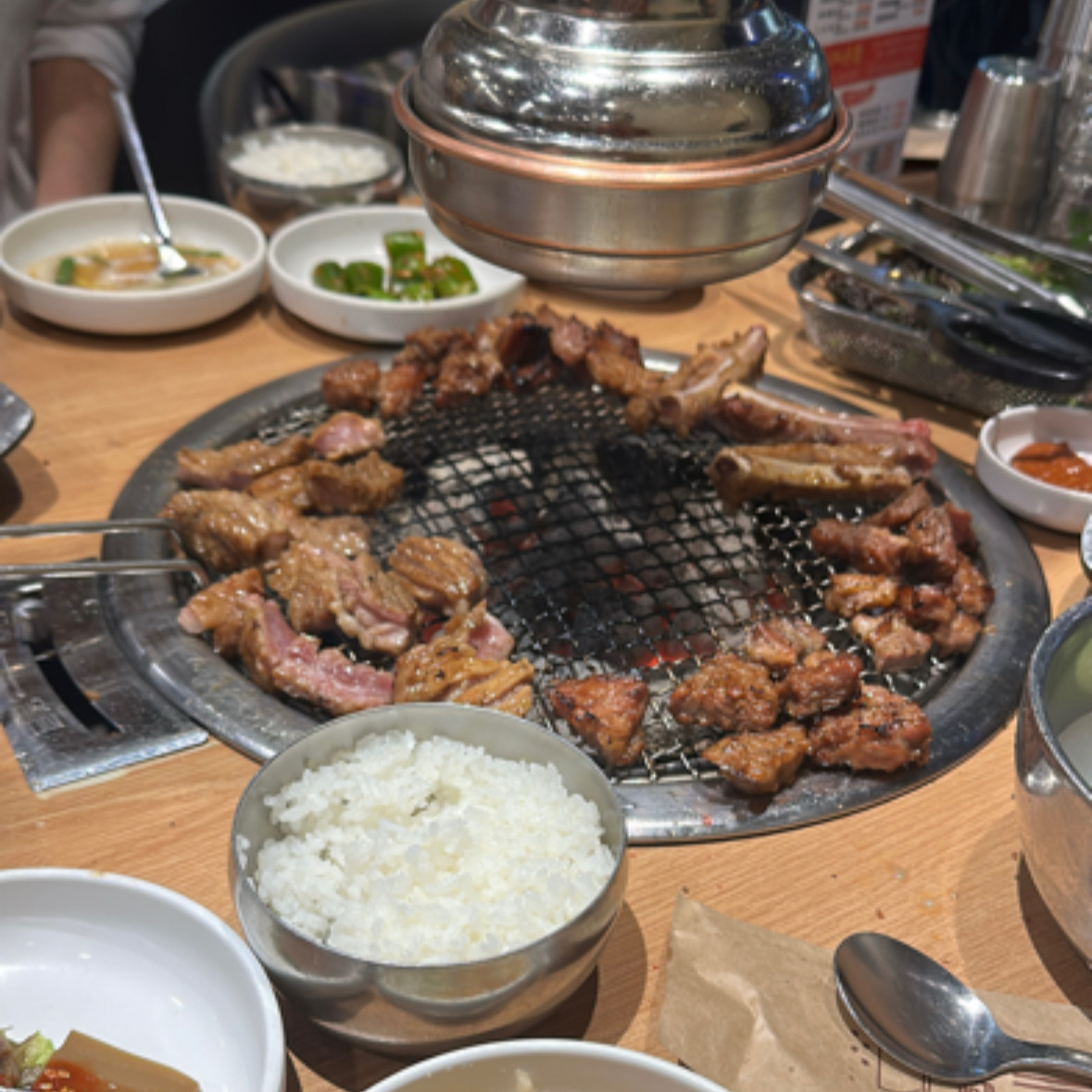 가격대는 좀 있지만 직접 구워주시고 된장찌게와 냉면까지 모두 다 맛있어요:) - 천호동 맛집 옛날불고기