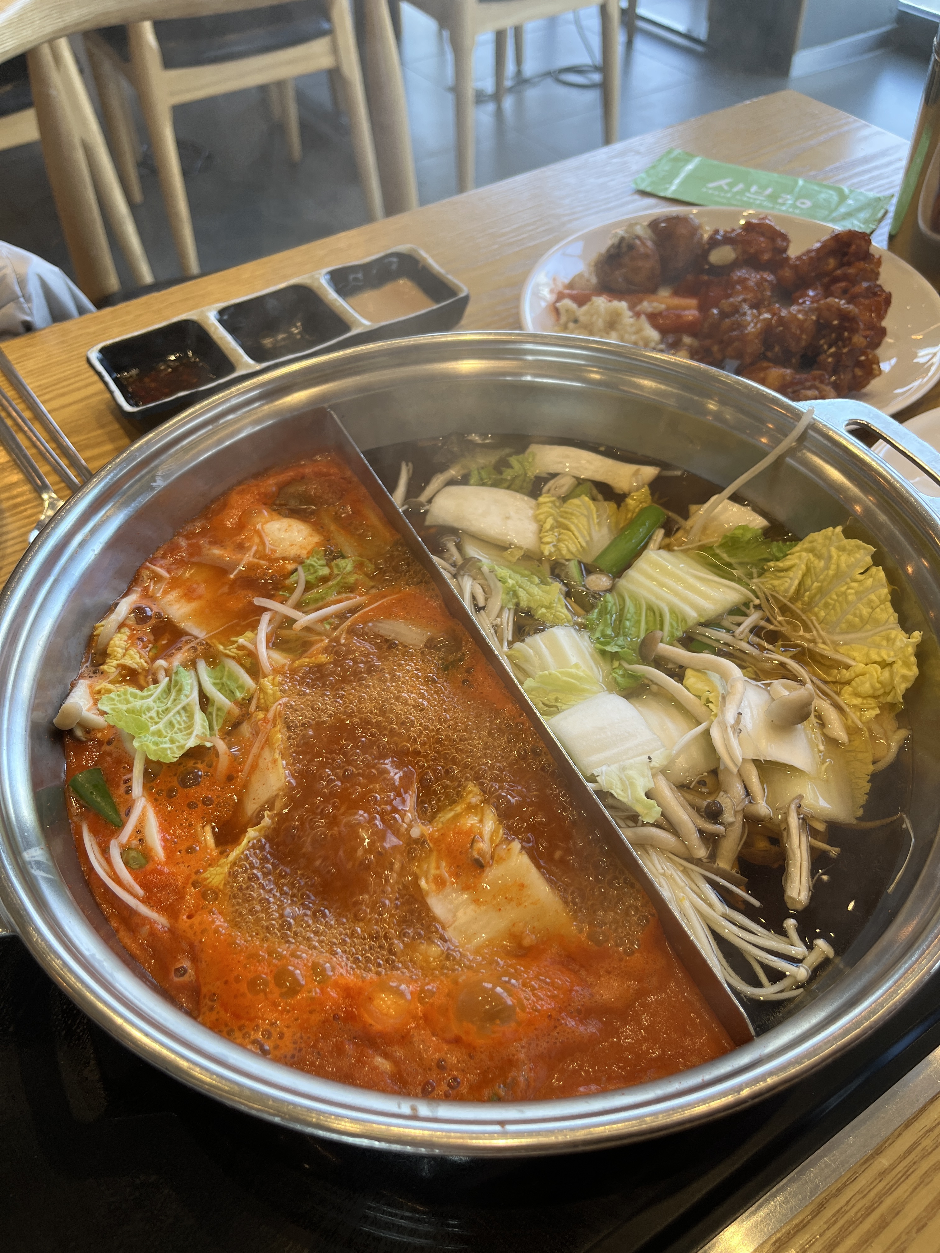 김해들렸다가 방문한 샤브20. 원래사는곳보다 치킨이 맛있어요!!! 샤브샤브는 원래 존맛이구