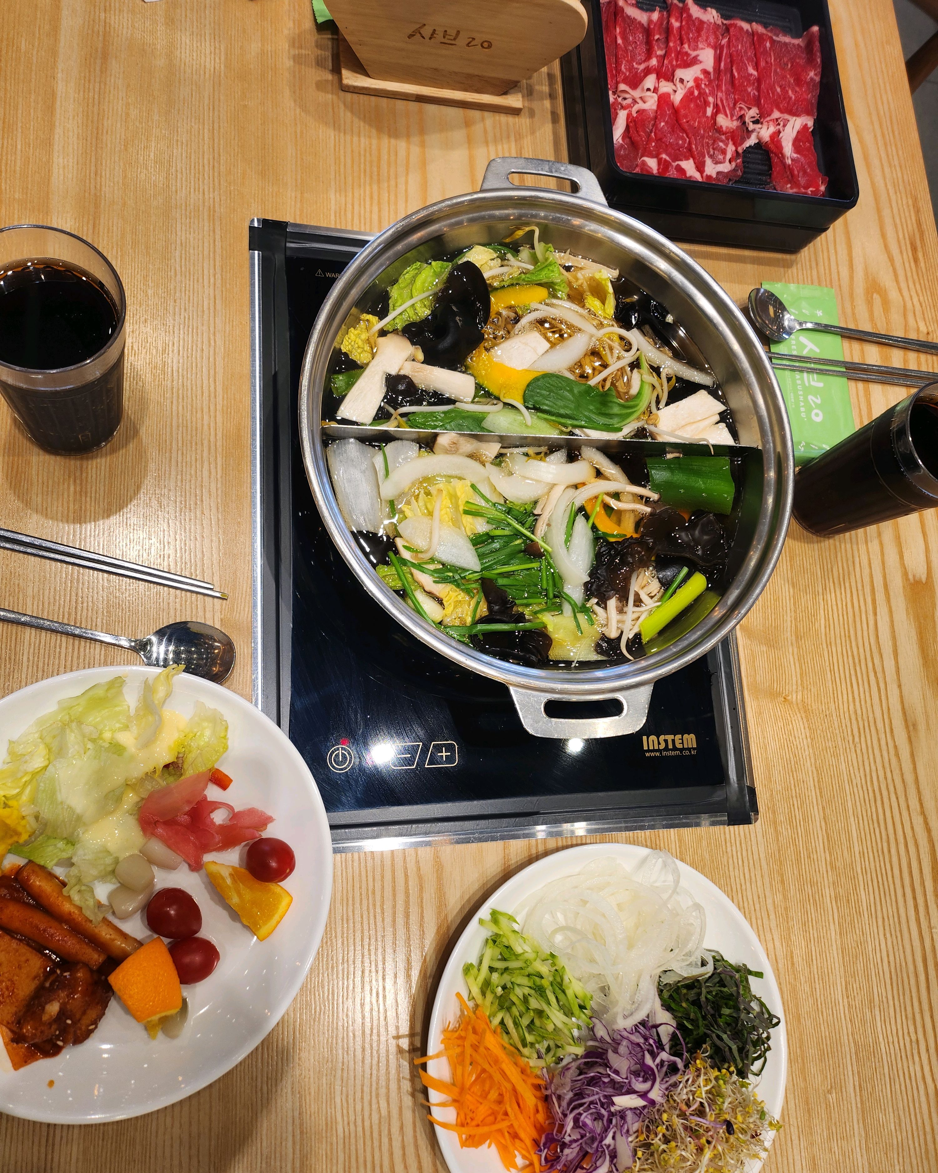 샐러드도 신선하고 소고기 무한 리필이 좋네요 - 평택지제 맛집 샤브20 지제점