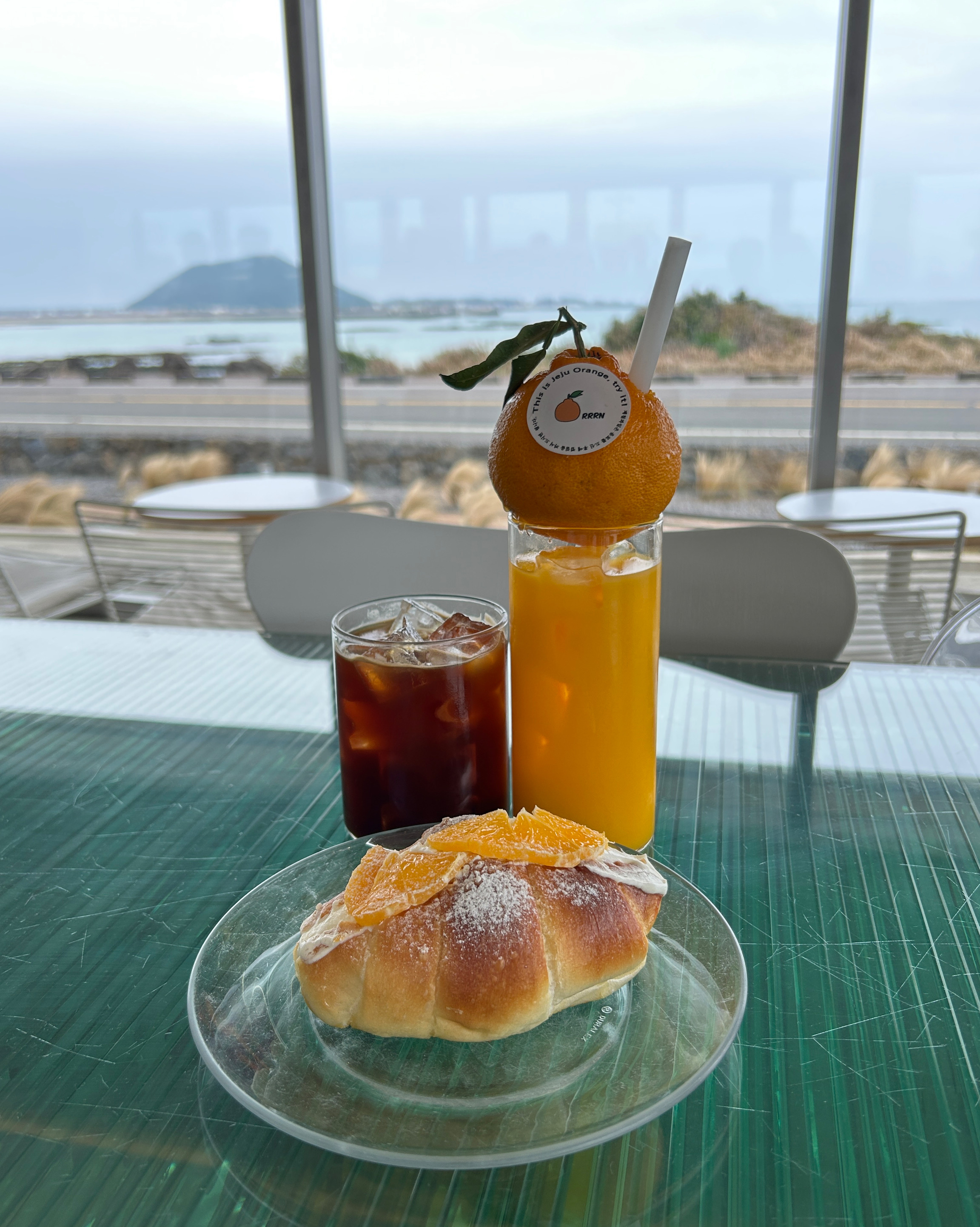 음료 맛있고 비주얼이나 뷰까지 다 좋네요ㅎㅎ 한라봉 올라간 쥬스 넘나 귀여움!!!!! - 제주 맛집 오른