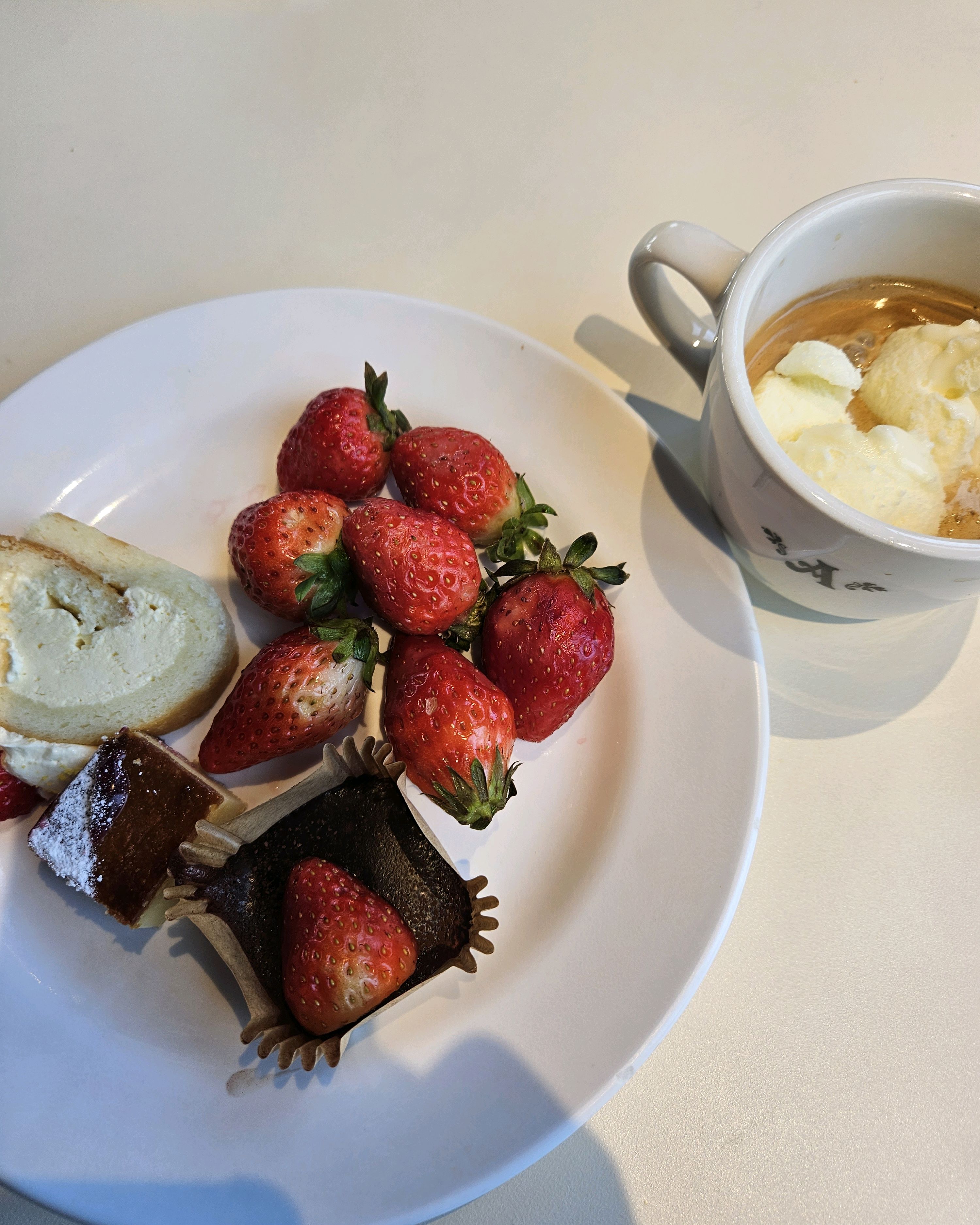 막바지 딸기시즌 다녀왔어요.지난번보다 가격대비 퀄리티가 높아졌네요. 맛있게 잘먹었어요 - 다산 맛집 애슐리퀸즈 다산점