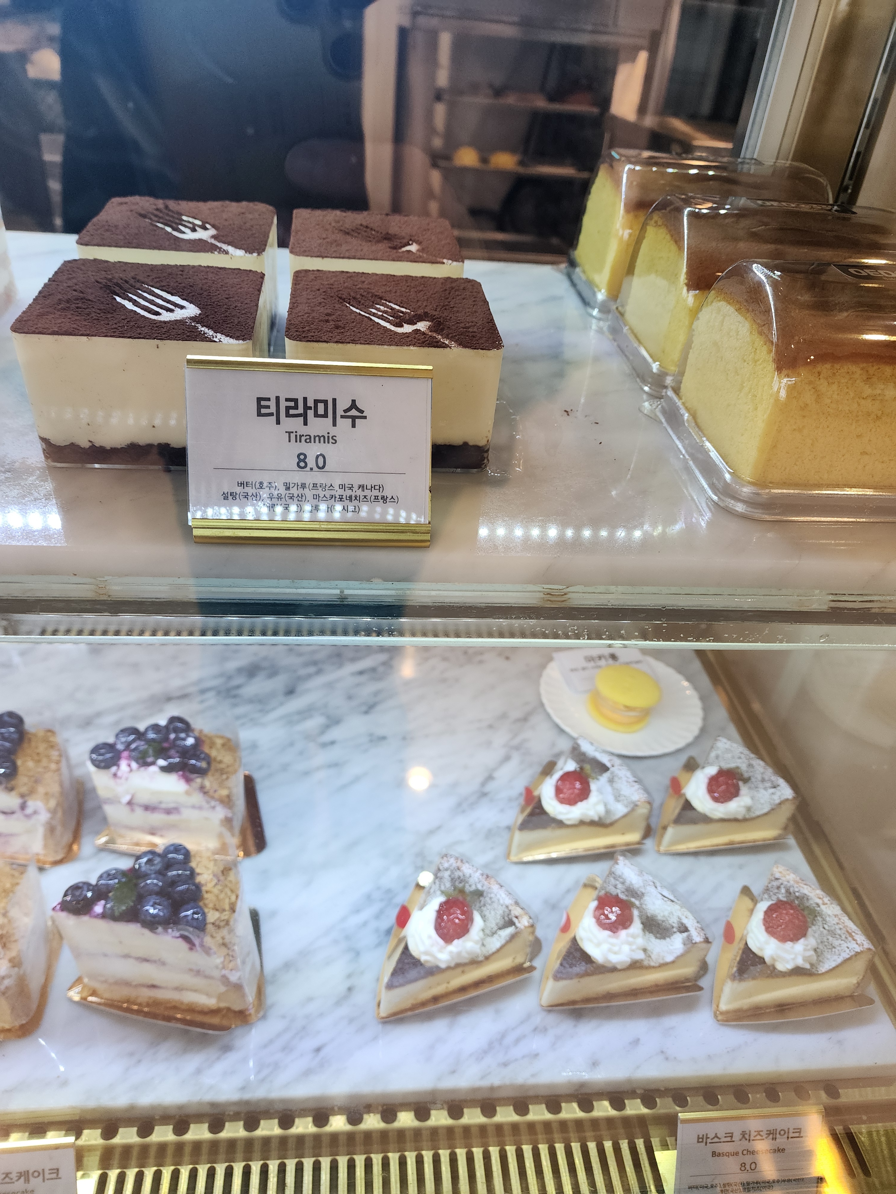 점심먹고 차한잔 하러왔어요. 잔잔한 바다와 흐린날씨지만 포근해서 손님이 가득이네요. 사람없