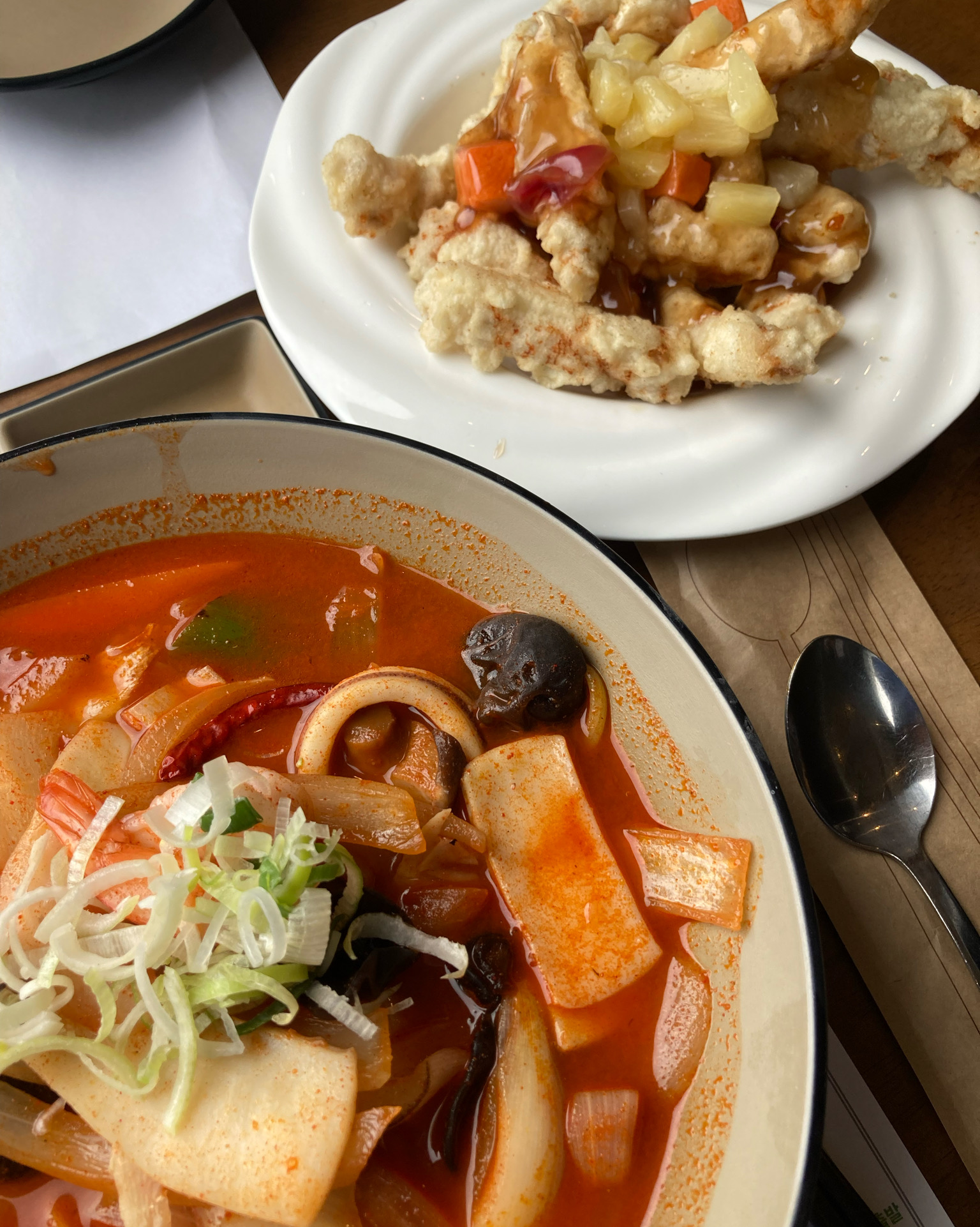 짬뽕 얼큰하니 너무 맛있고 재료가 너무 신선하고 부드러워용! 국물이 완전 죽입니당! 탕슉은