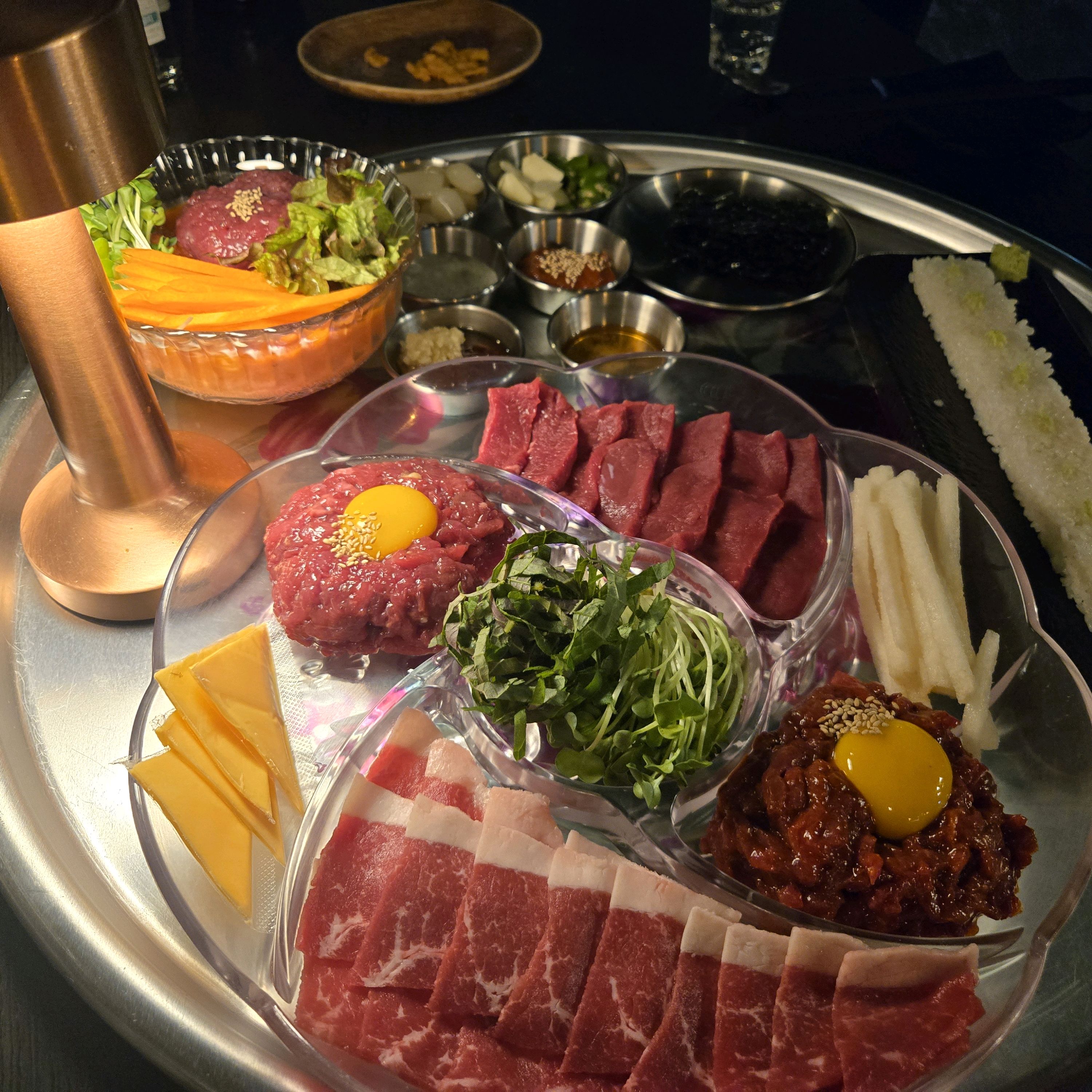 차돌사시미 먹으러 처음 왔는데 둘이먹기에 양도 많고 맛도 있고 분위기도 아늑하니 재방문 의